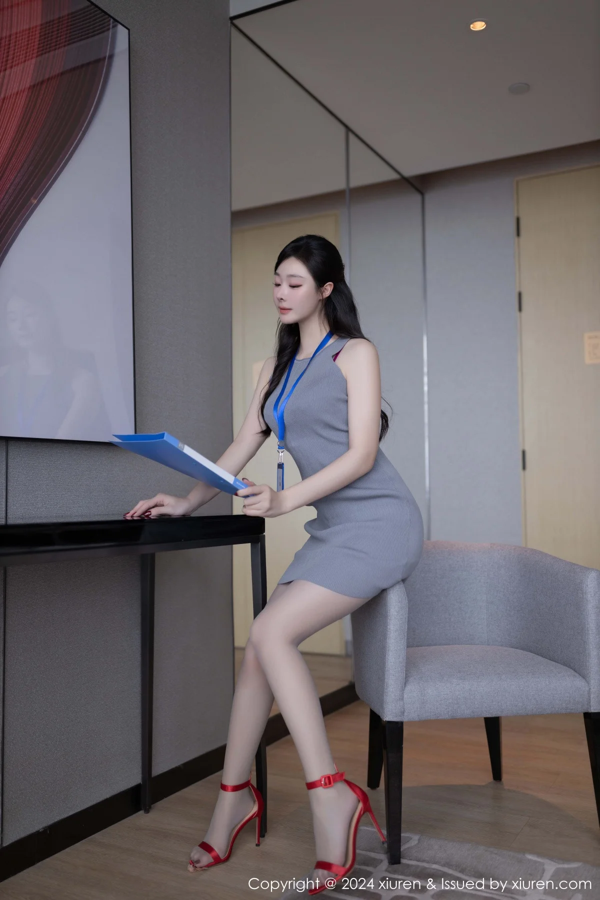 小逗逗性感灰色OL职员装配超薄黑丝秀曼妙身姿迷人绝美写真 第 4 张