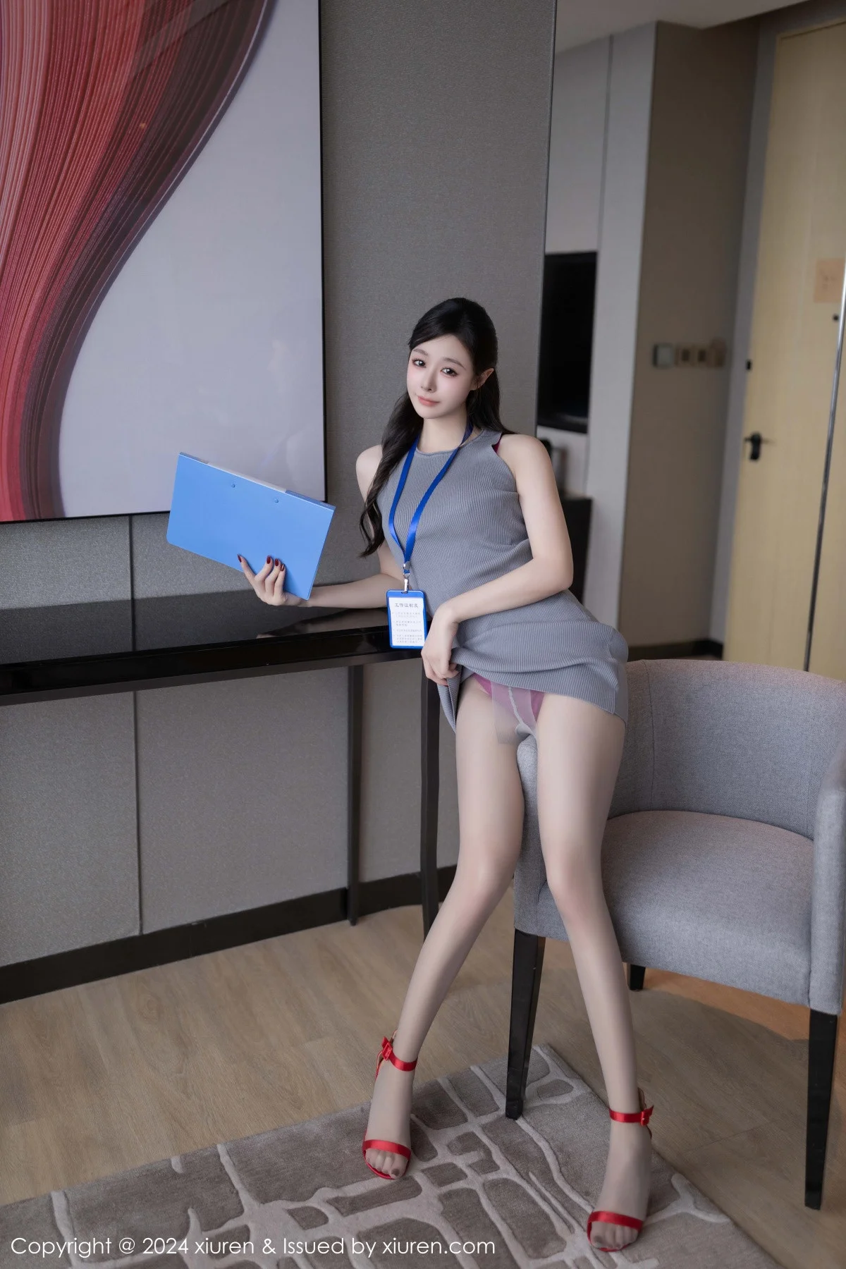 小逗逗性感灰色OL职员装配超薄黑丝秀曼妙身姿迷人绝美写真 第 9 张