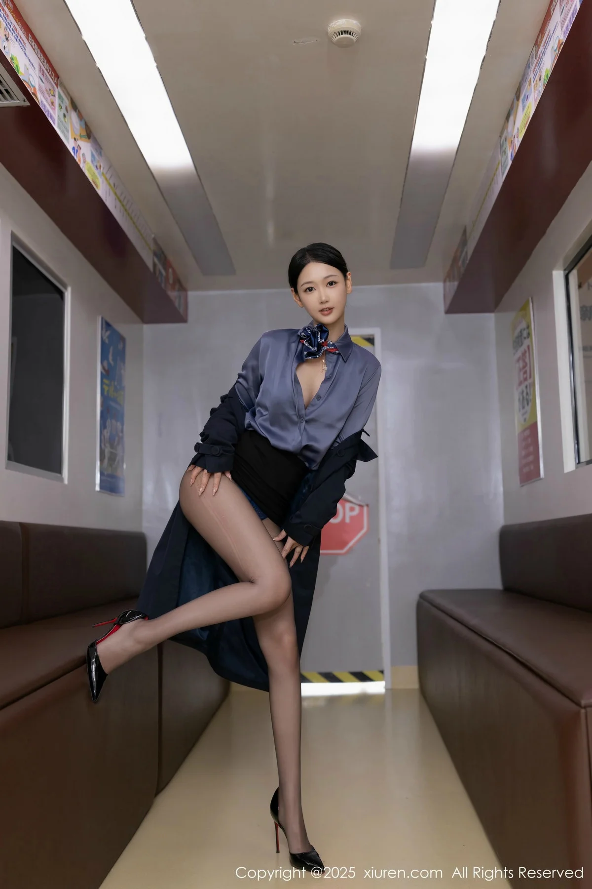 唐安琪性感深色空姐制服露蓝色蕾丝内衣秀曼妙身姿绝美写真 第 33 张