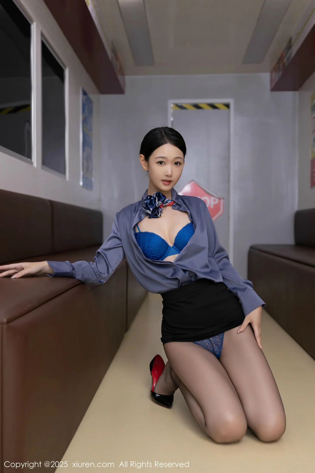 唐安琪性感深色空姐制服露蓝色蕾丝内衣秀曼妙身姿绝美写真 第 62 张