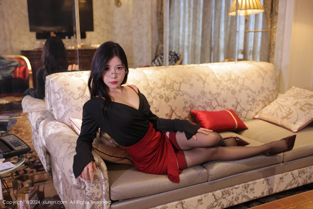 尹甜甜性感红色短裙露红色蕾丝内衣配超薄黑丝迷人绝美写真 第 17 张