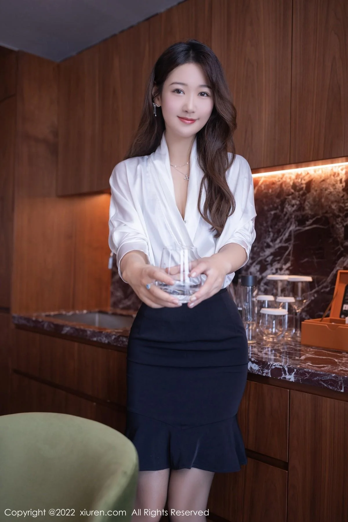 唐安琪广州-云南旅拍性感白T配黑短裙露蕾丝内衣绝美写真 第 13 张