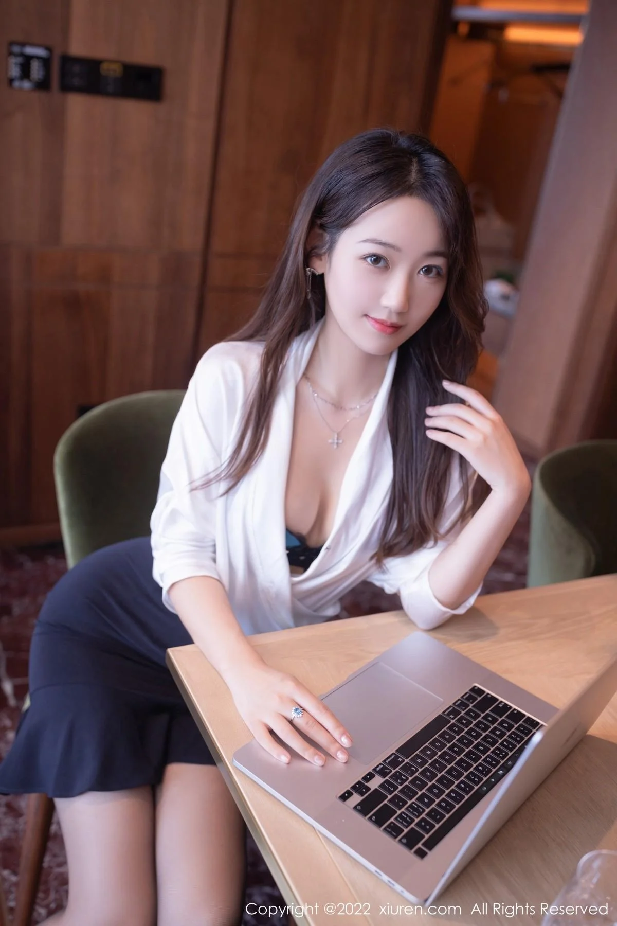 唐安琪广州-云南旅拍性感白T配黑短裙露蕾丝内衣绝美写真 第 18 张
