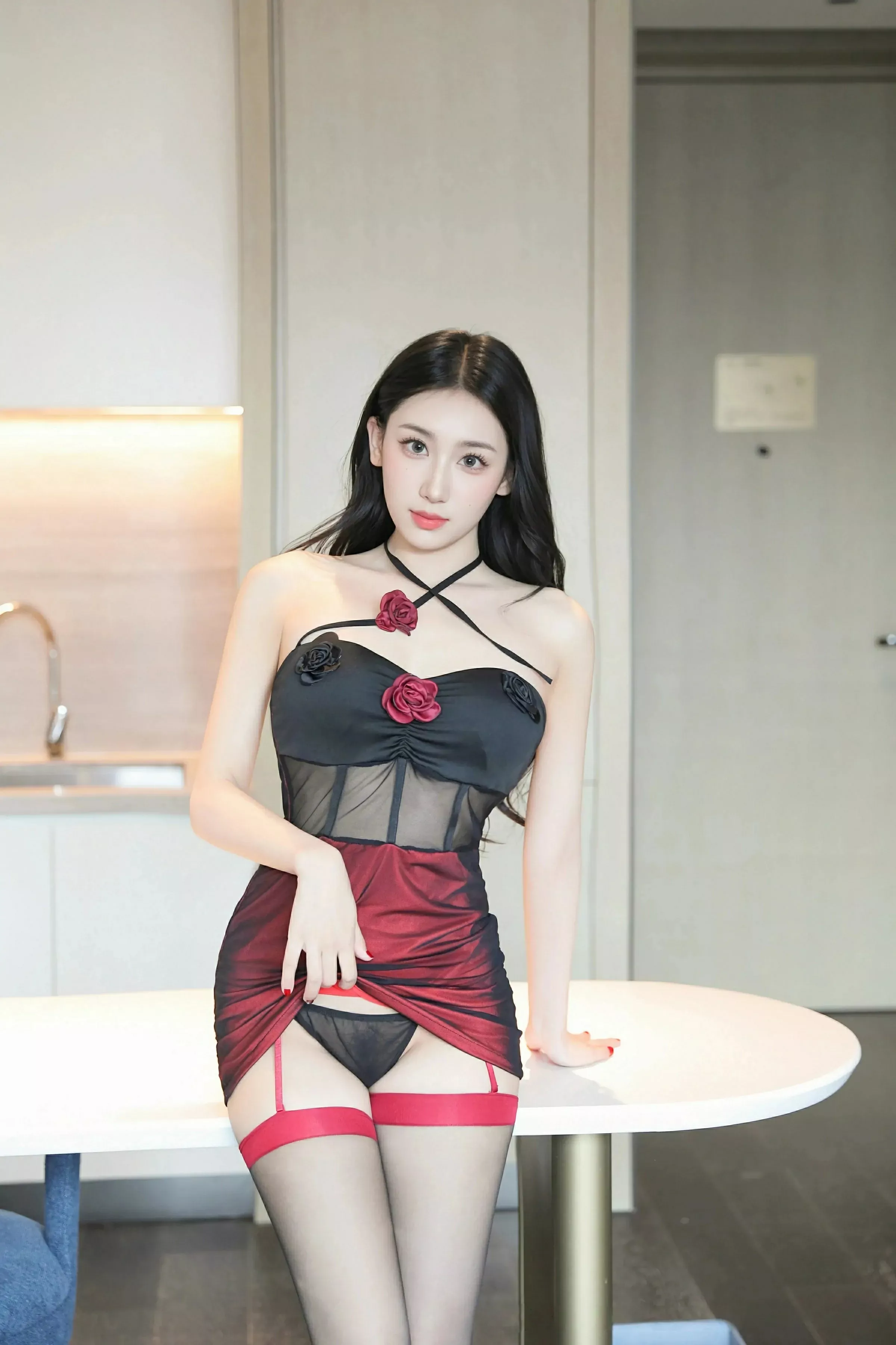 桑宁性感黑红色连衣短裙配超薄黑丝秀曼妙身材绝美写真 第 12 张