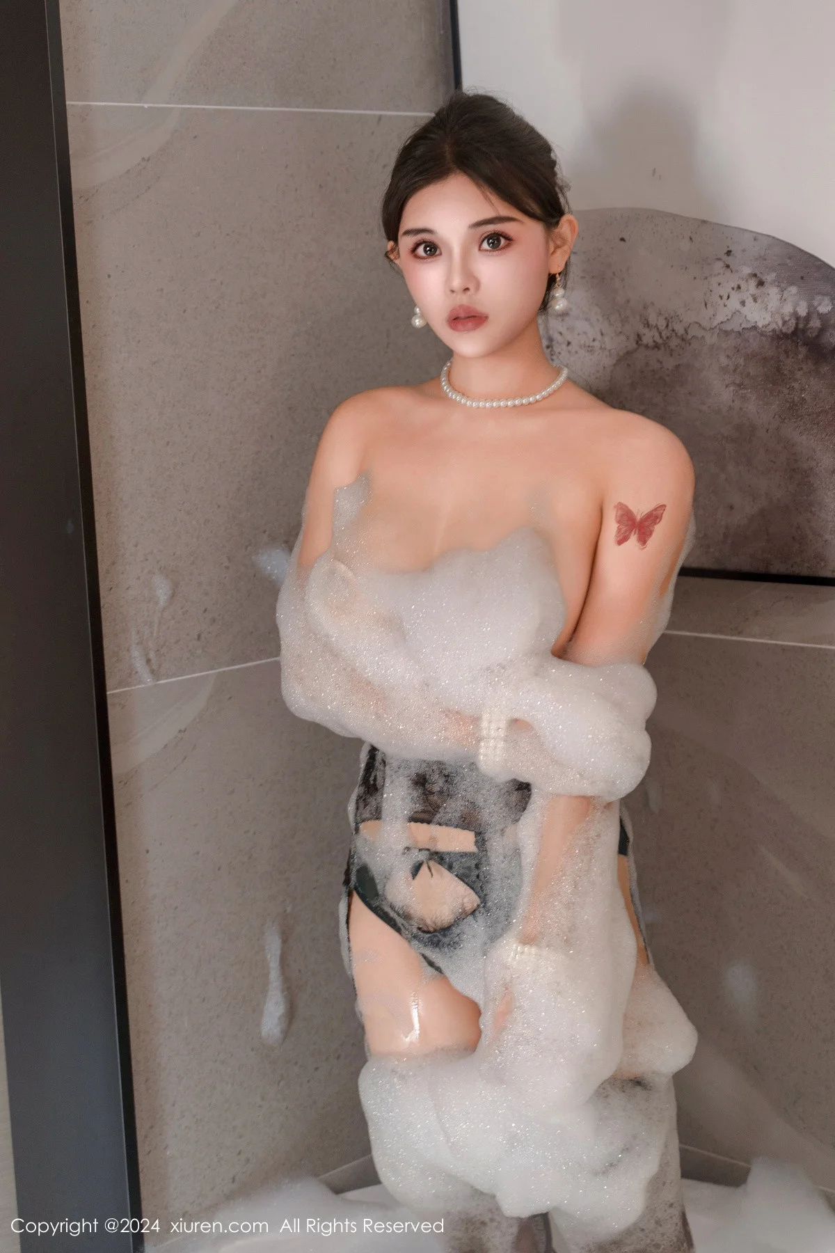 小童颜浴室场景性感黑色旗袍露黑色内衣配黑丝吊袜绝美写真 第 90 张