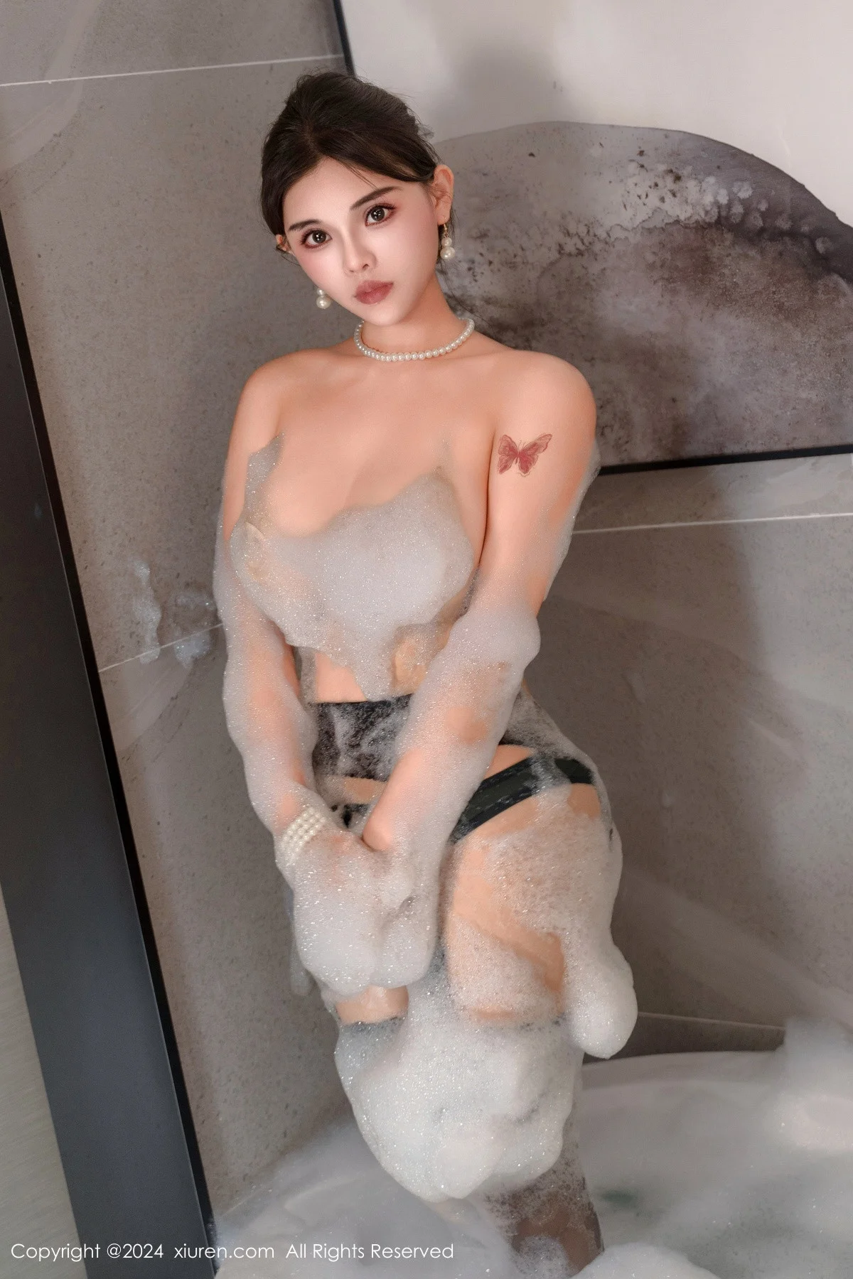 小童颜浴室场景性感黑色旗袍露黑色内衣配黑丝吊袜绝美写真 第 94 张