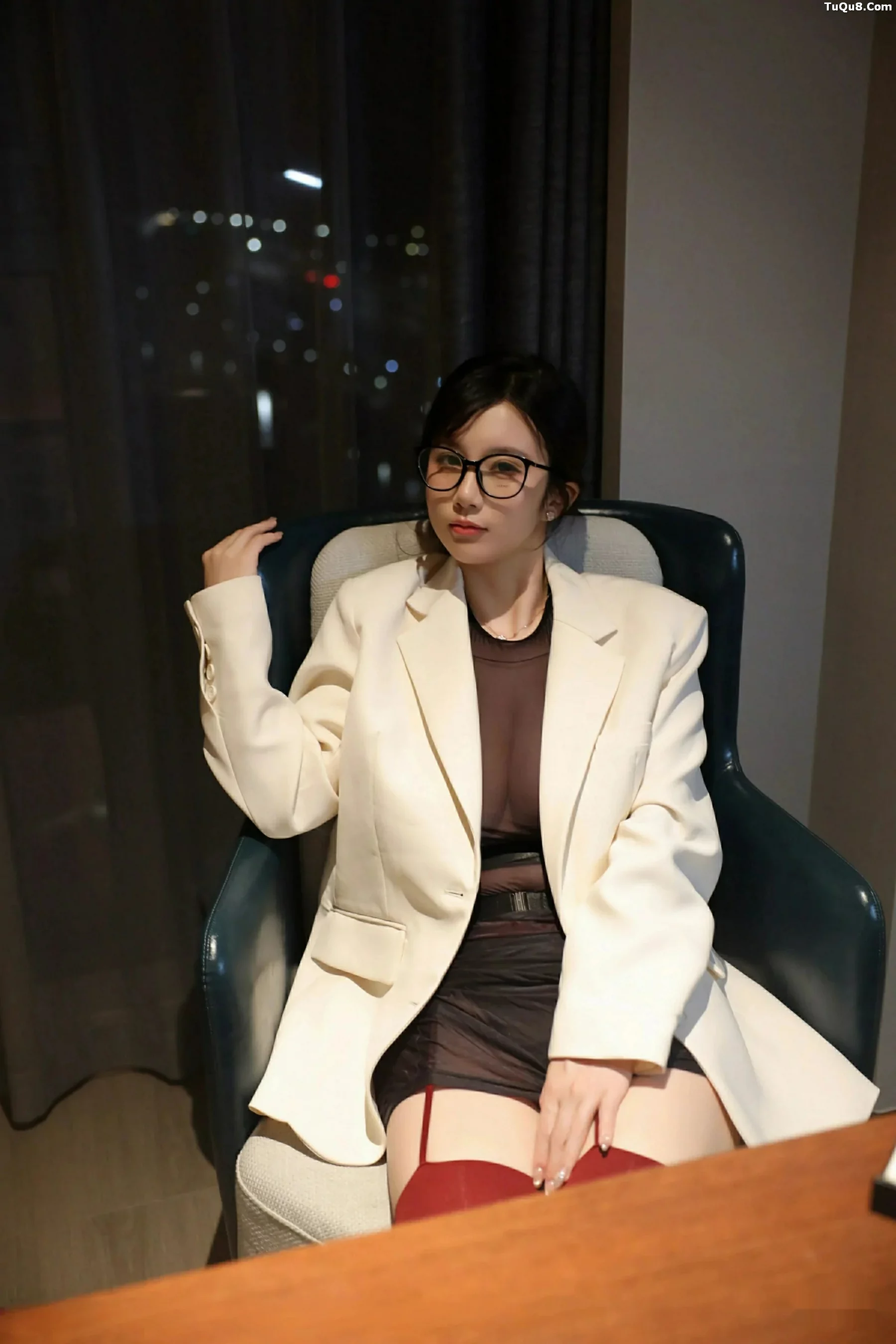小肉肉咪性感白色OL服饰配黑丝吊袜秀凹凸身材迷人绝美写真 第 30 张