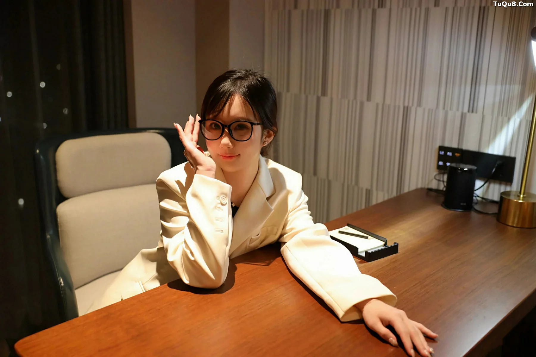 小肉肉咪性感白色OL服饰配黑丝吊袜秀凹凸身材迷人绝美写真 第 71 张