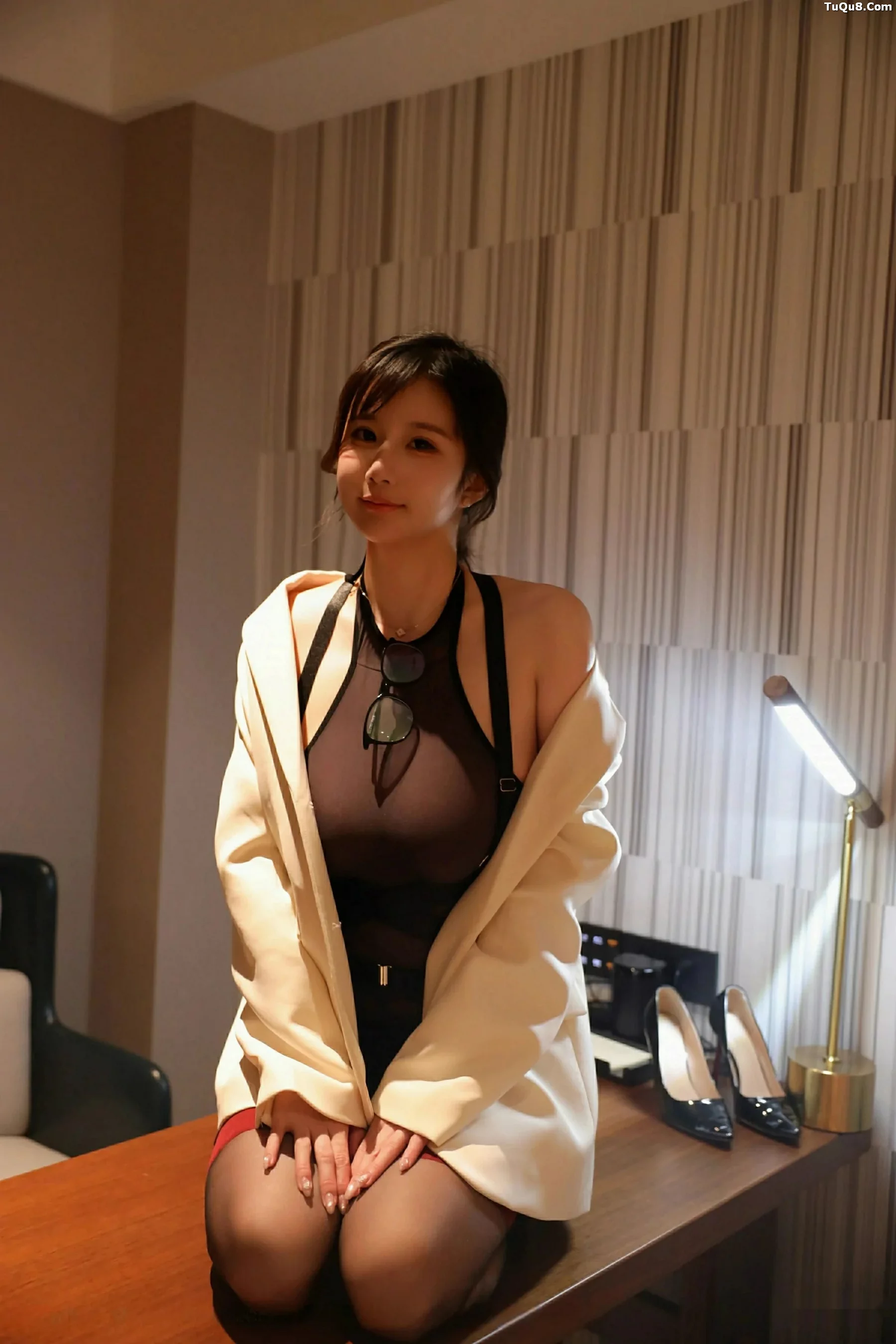 小肉肉咪性感白色OL服饰配黑丝吊袜秀凹凸身材迷人绝美写真 第 78 张