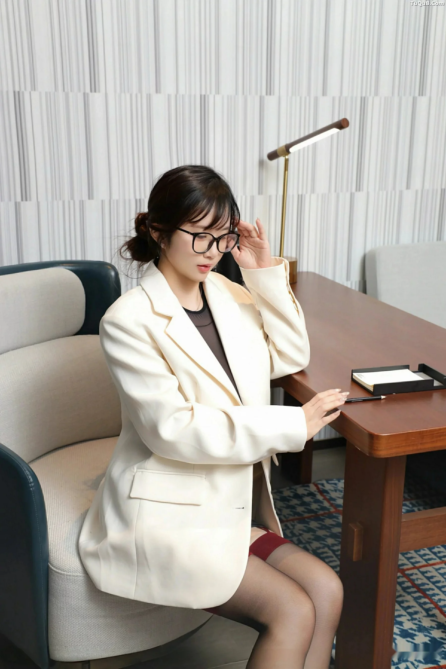 小肉肉咪性感白色OL服饰配黑丝吊袜秀凹凸身材迷人绝美写真 第 8 张