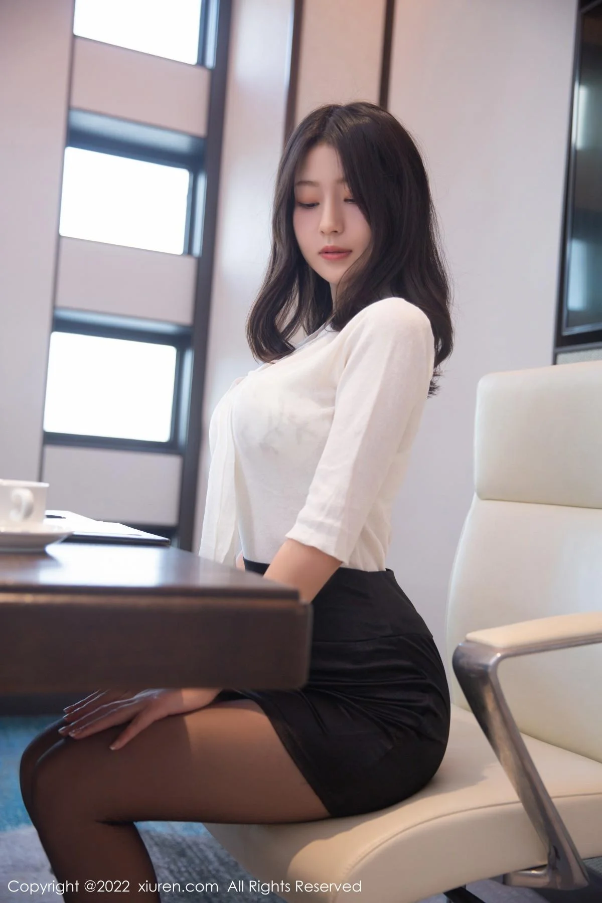 熊小诺北京旅拍白色上衣配黑短裙露超薄黑丝极致绝美写真 第 2 张