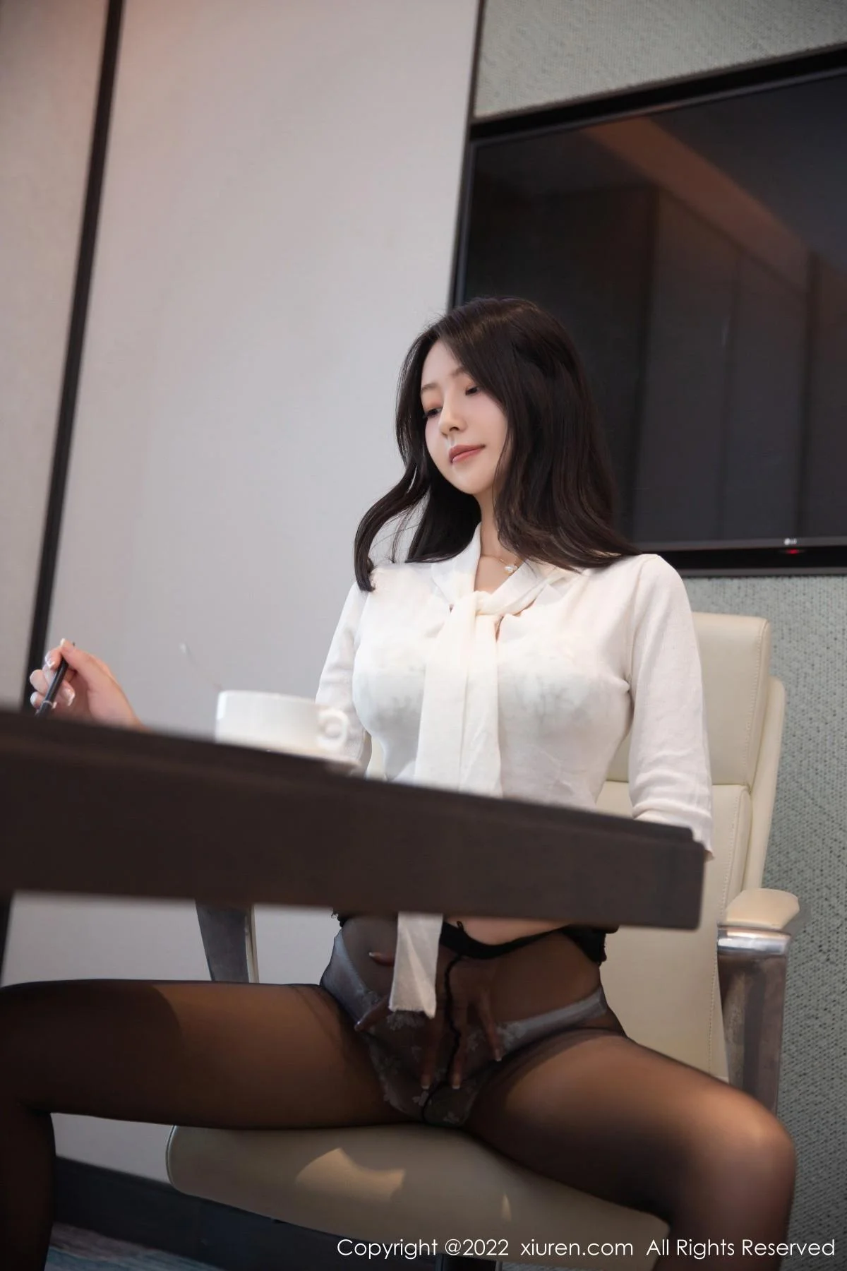 熊小诺北京旅拍白色上衣配黑短裙露超薄黑丝极致绝美写真 第 4 张