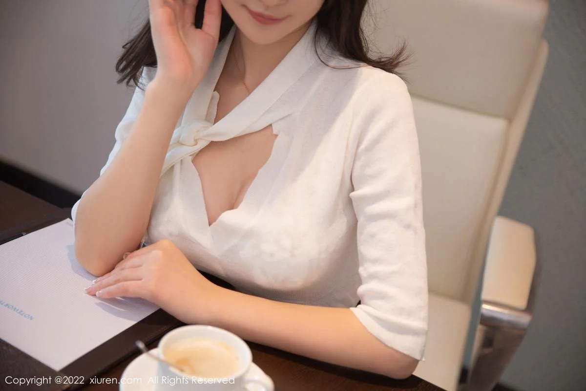 熊小诺北京旅拍白色上衣配黑短裙露超薄黑丝极致绝美写真 第 7 张
