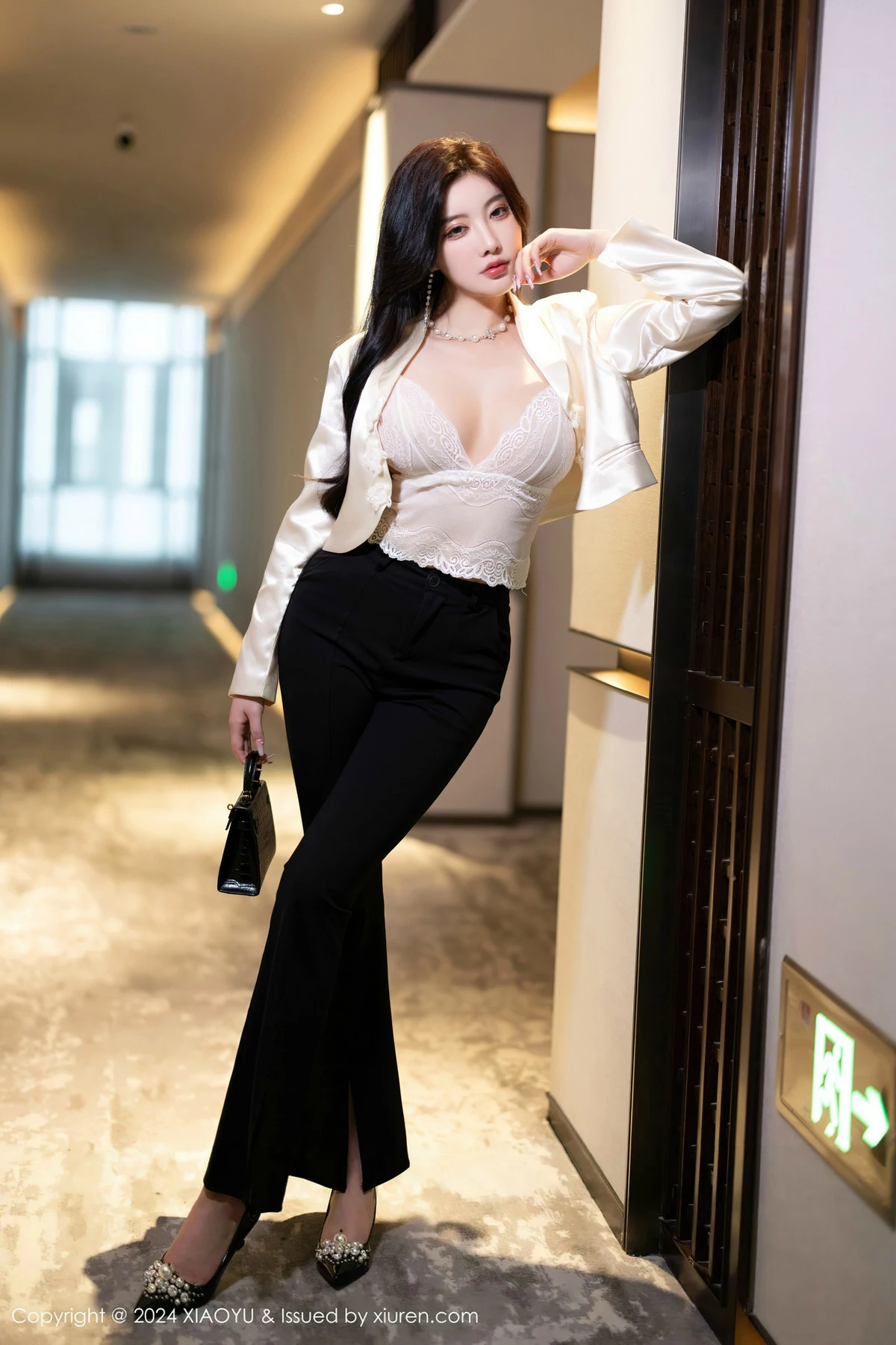 杨晨晨Yome性感白色蕾丝内衣+黑色情趣内衣完美绝美写真 第 20 张