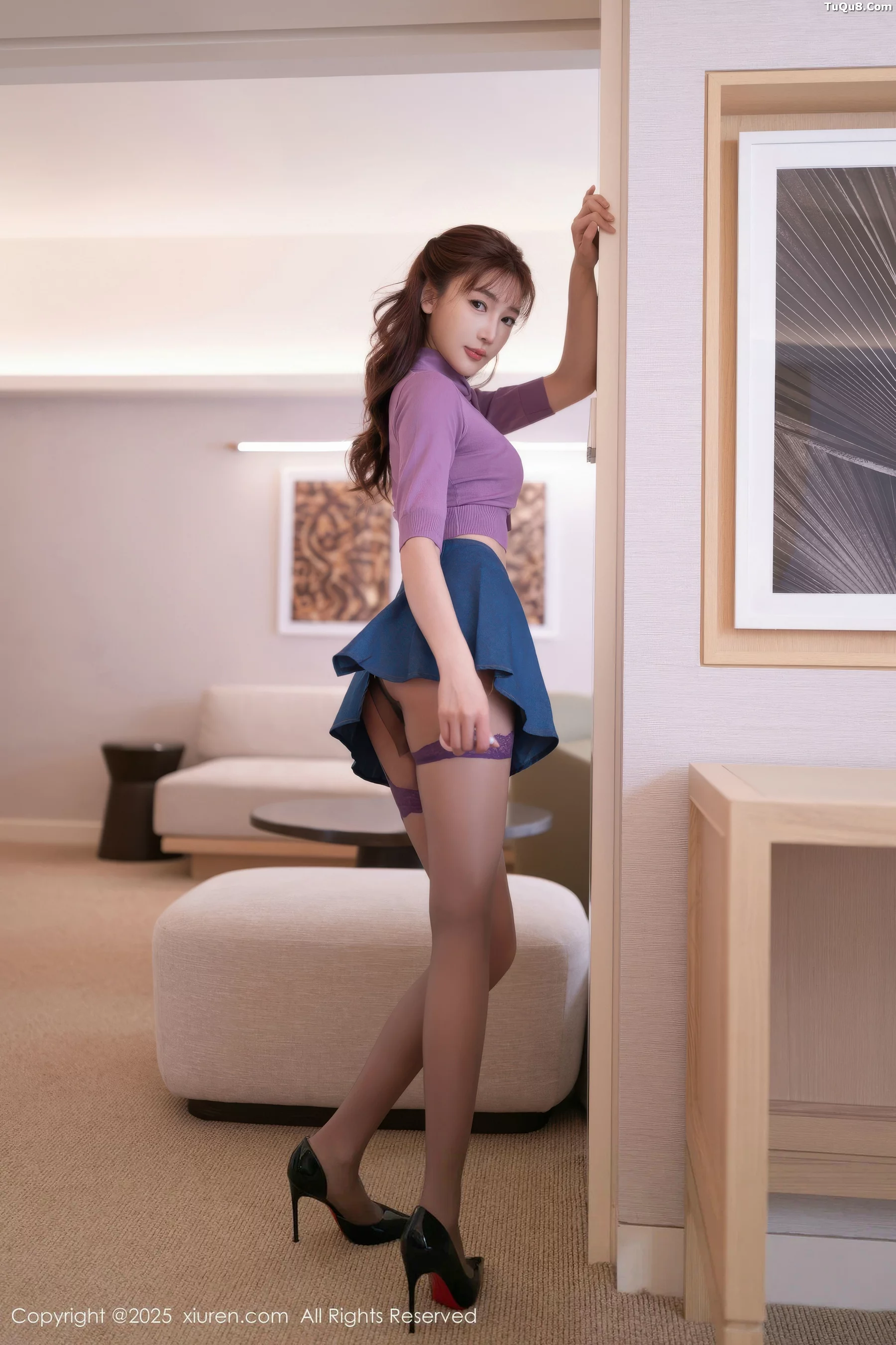 陆萱萱性感蓝色短裙露紫色内衣配紫丝吊袜秀美腿绝美写真 第 3 张