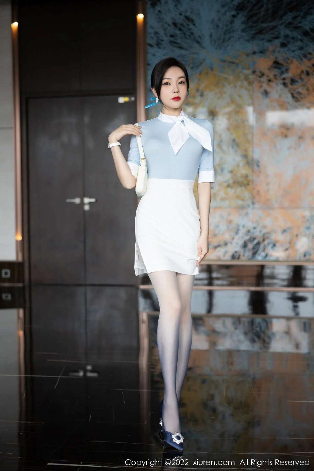 徐莉芝Booty淡蓝上衣配白短裙露诱人变色丝袜迷人绝美写真 第 1 张