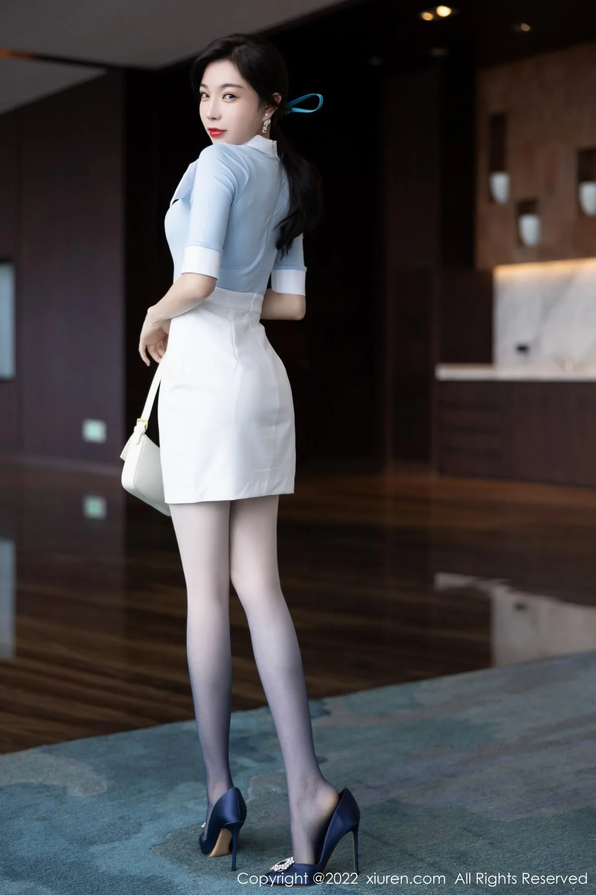 徐莉芝Booty淡蓝上衣配白短裙露诱人变色丝袜迷人绝美写真 第 10 张