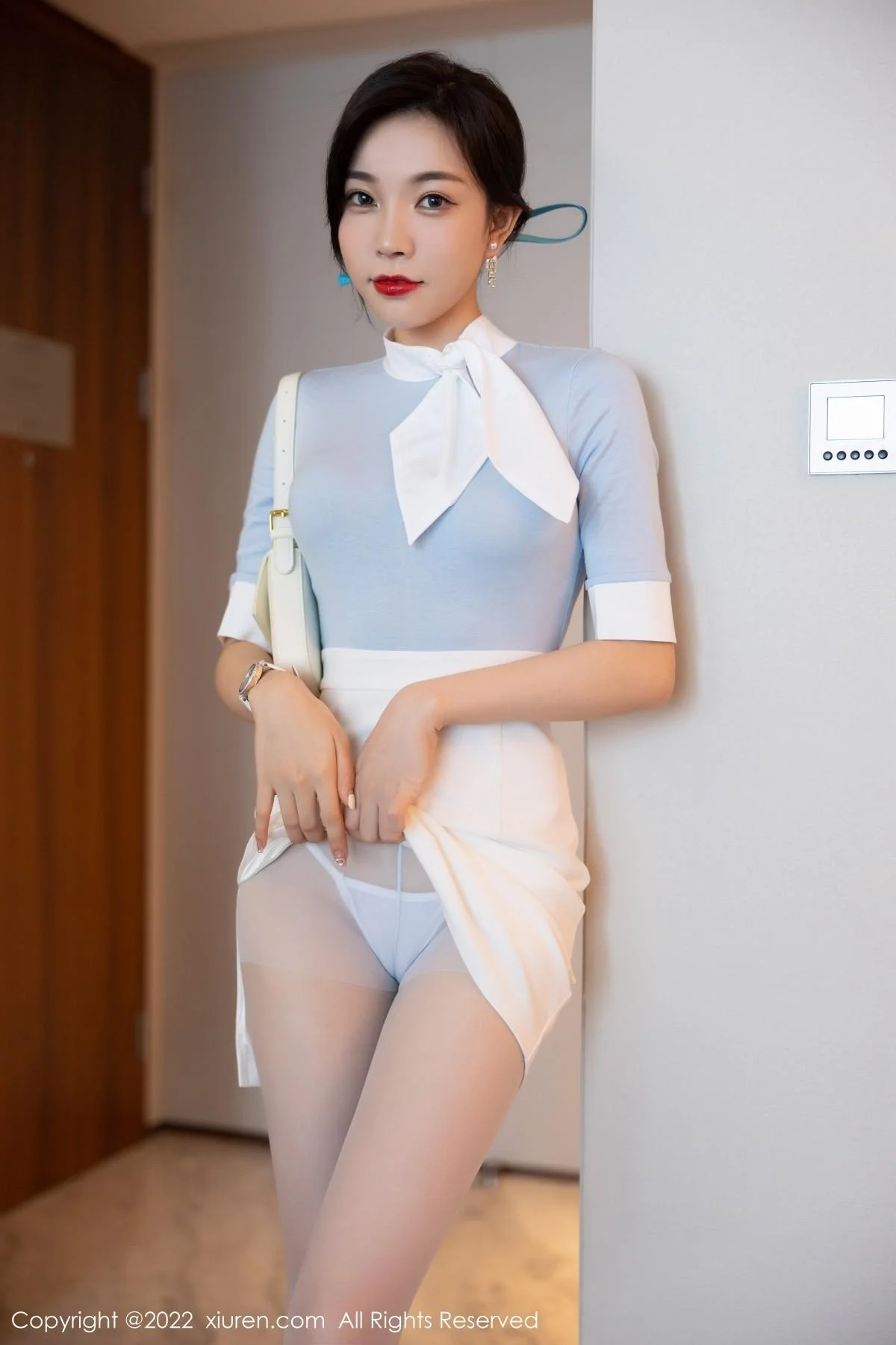 徐莉芝Booty淡蓝上衣配白短裙露诱人变色丝袜迷人绝美写真 第 12 张