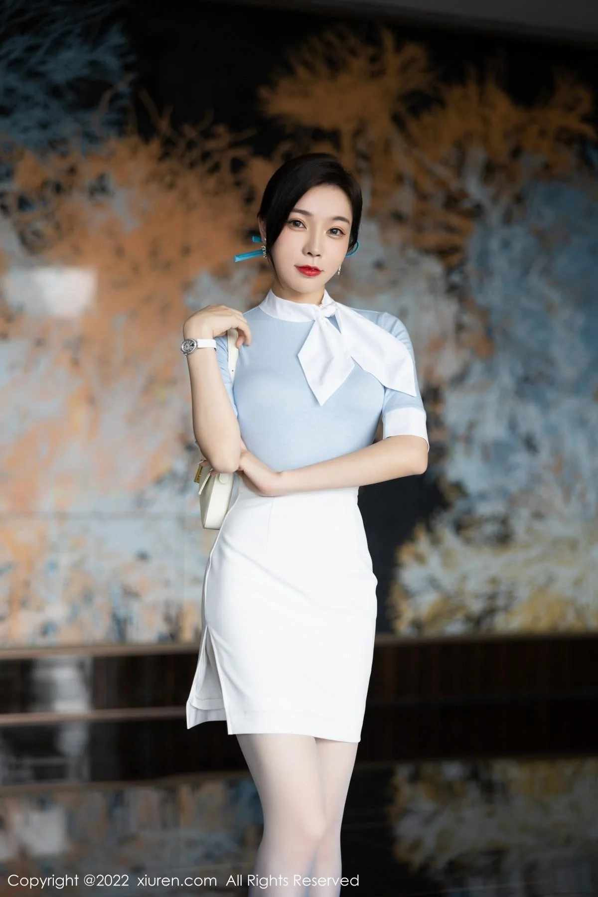 徐莉芝Booty淡蓝上衣配白短裙露诱人变色丝袜迷人绝美写真 第 2 张