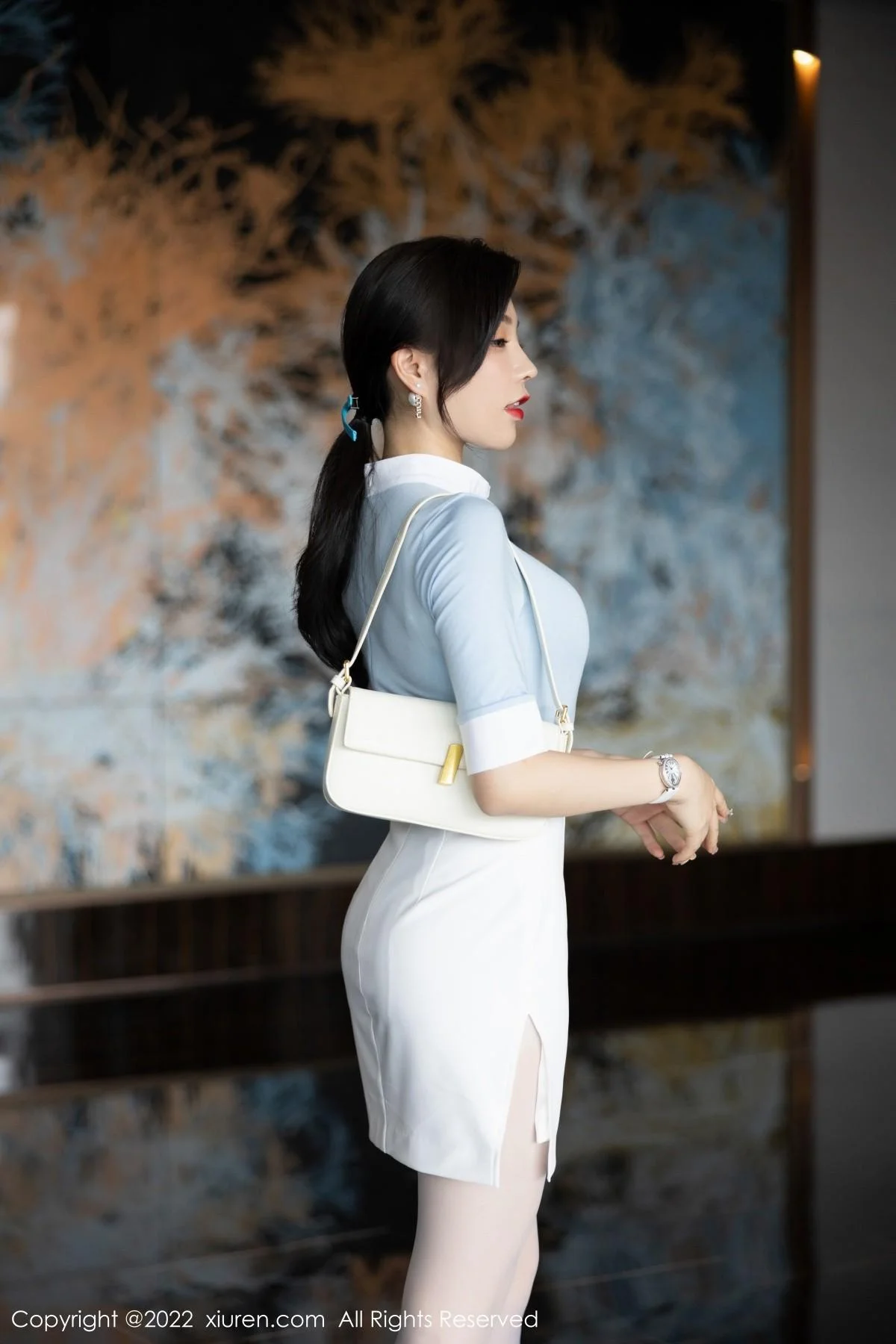 徐莉芝Booty淡蓝上衣配白短裙露诱人变色丝袜迷人绝美写真 第 3 张