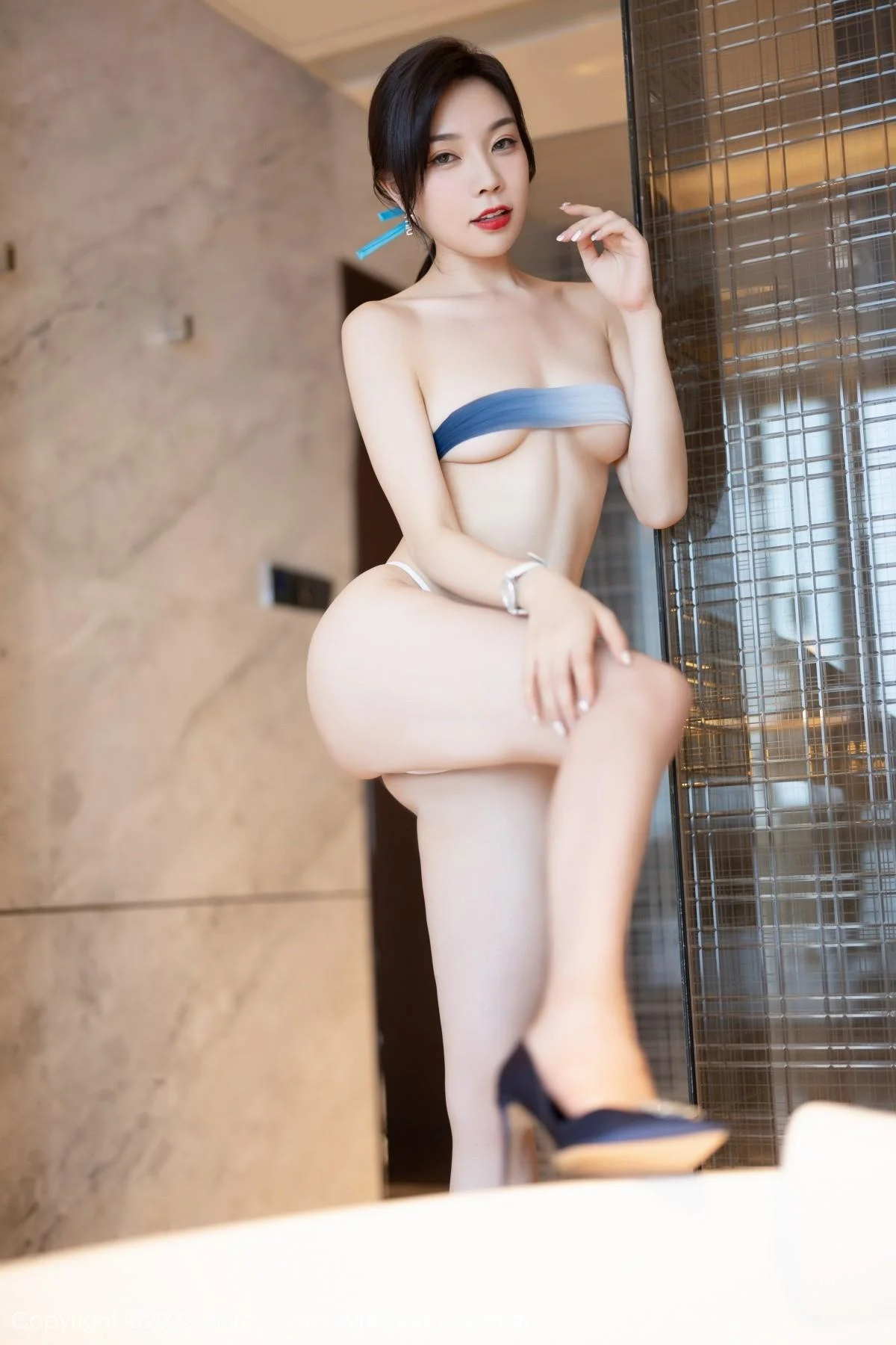 徐莉芝Booty淡蓝上衣配白短裙露诱人变色丝袜迷人绝美写真 第 61 张