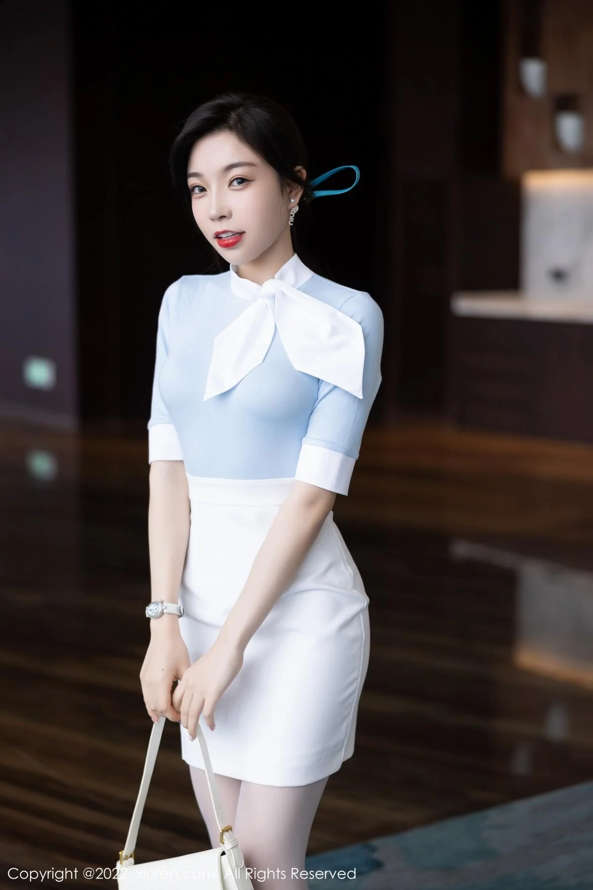 徐莉芝Booty淡蓝上衣配白短裙露诱人变色丝袜迷人绝美写真 第 9 张
