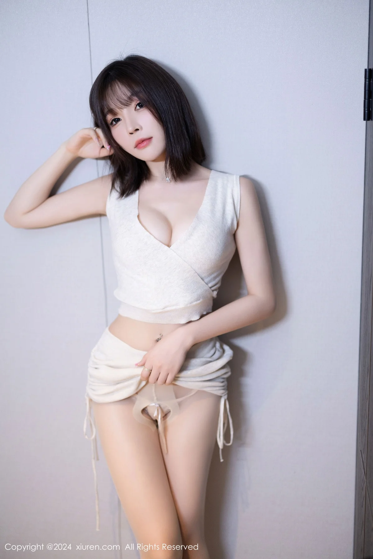 徐莉芝Booty性感浅色短裙配肉色丝袜秀曼妙身姿绝美写真 第 13 张