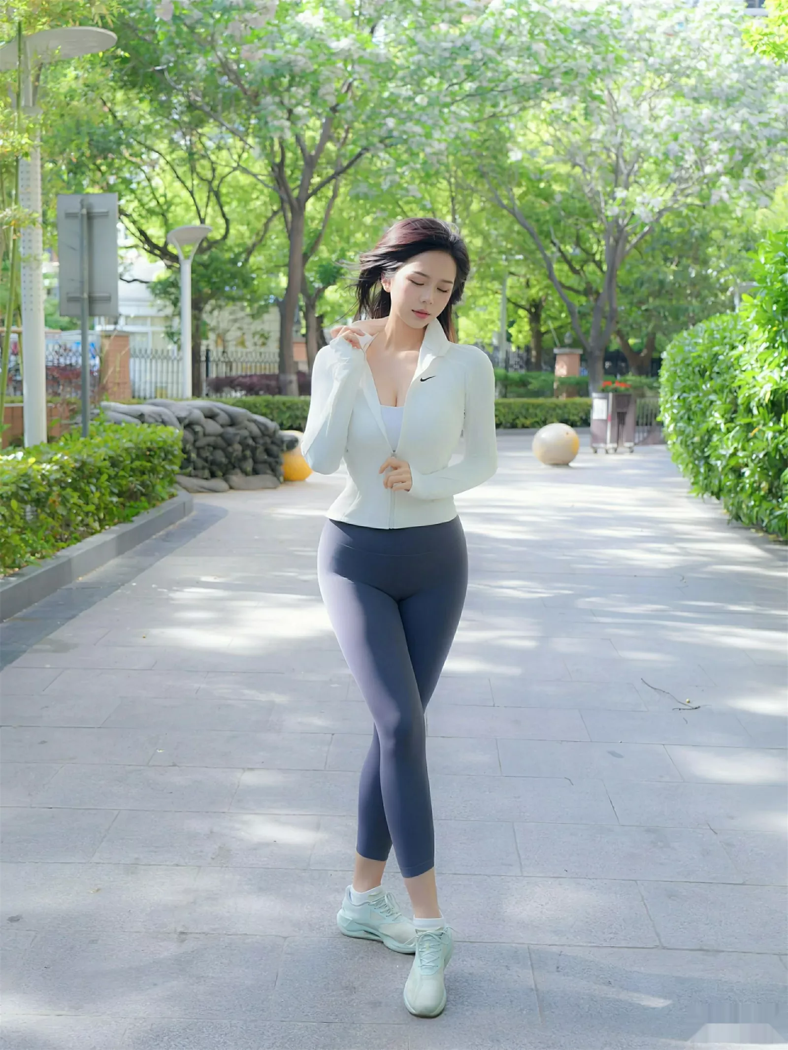 玫瑰我爱你性感白蓝瑜伽运动服紧身秀凹凸身材惹火绝美写真 第 17 张