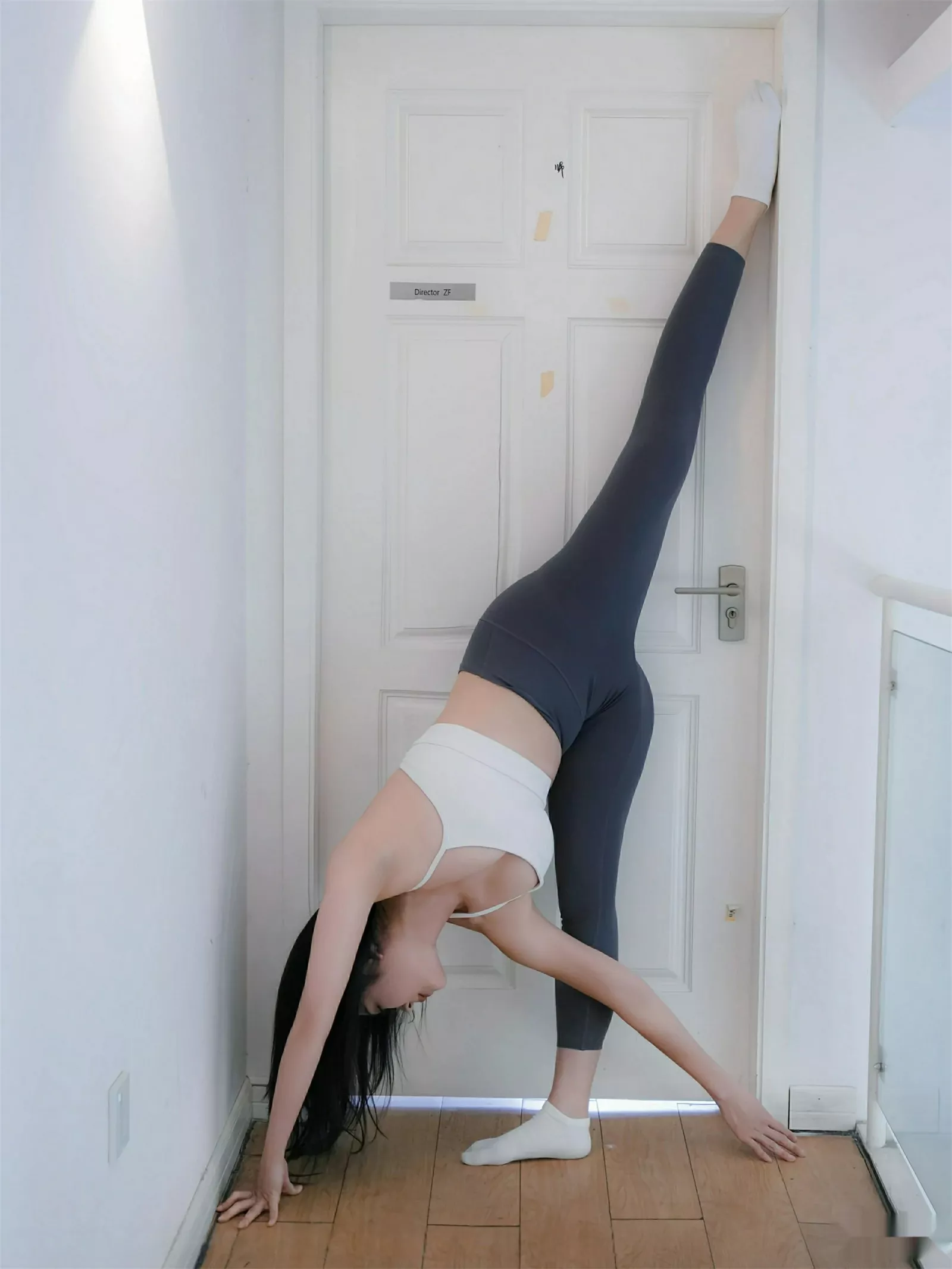 玫瑰我爱你性感白蓝瑜伽运动服紧身秀凹凸身材惹火绝美写真 第 52 张
