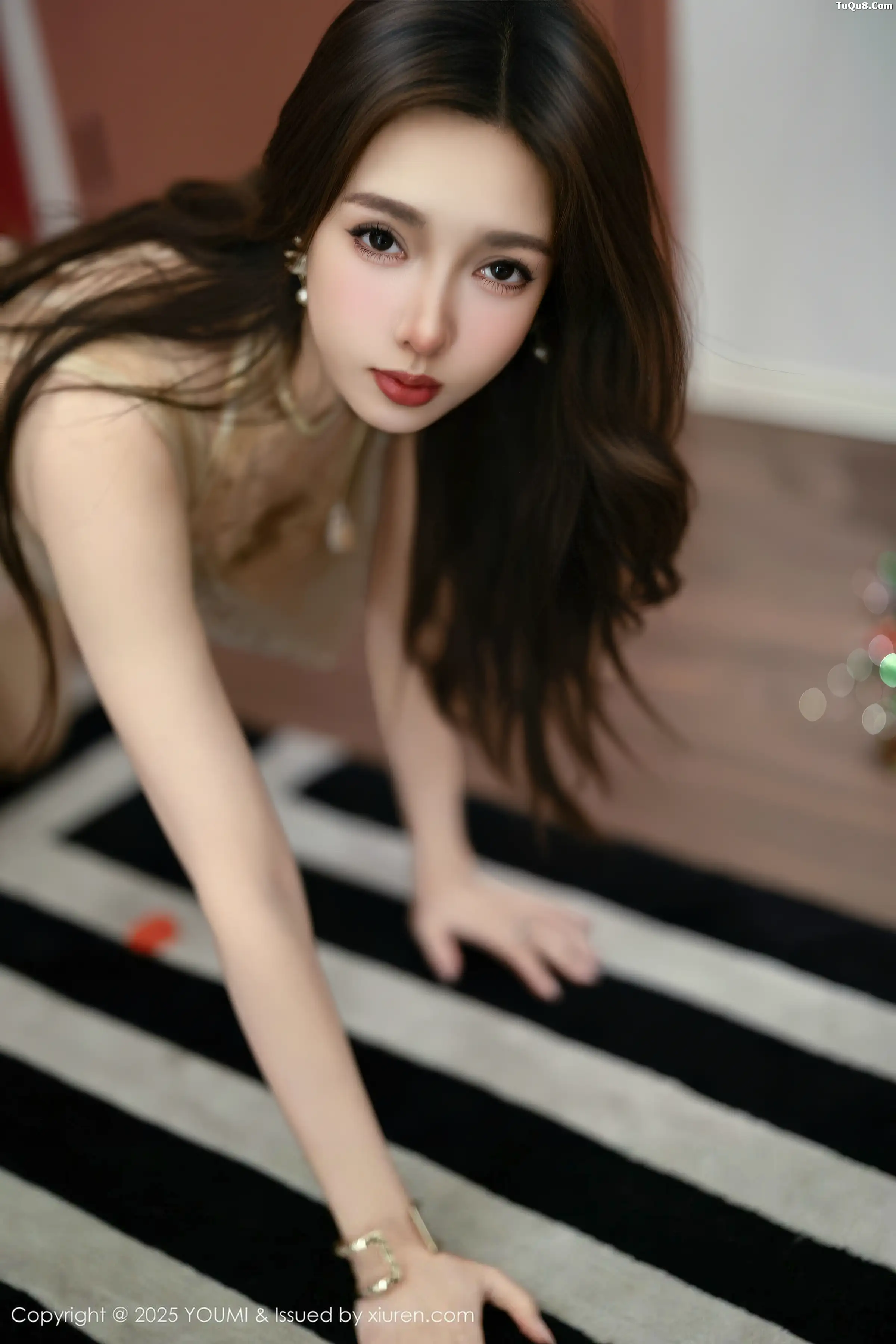 Twins-桃桃性感浅色连衣短裙配超薄肉丝秀完美身材绝美写真 第 34 张