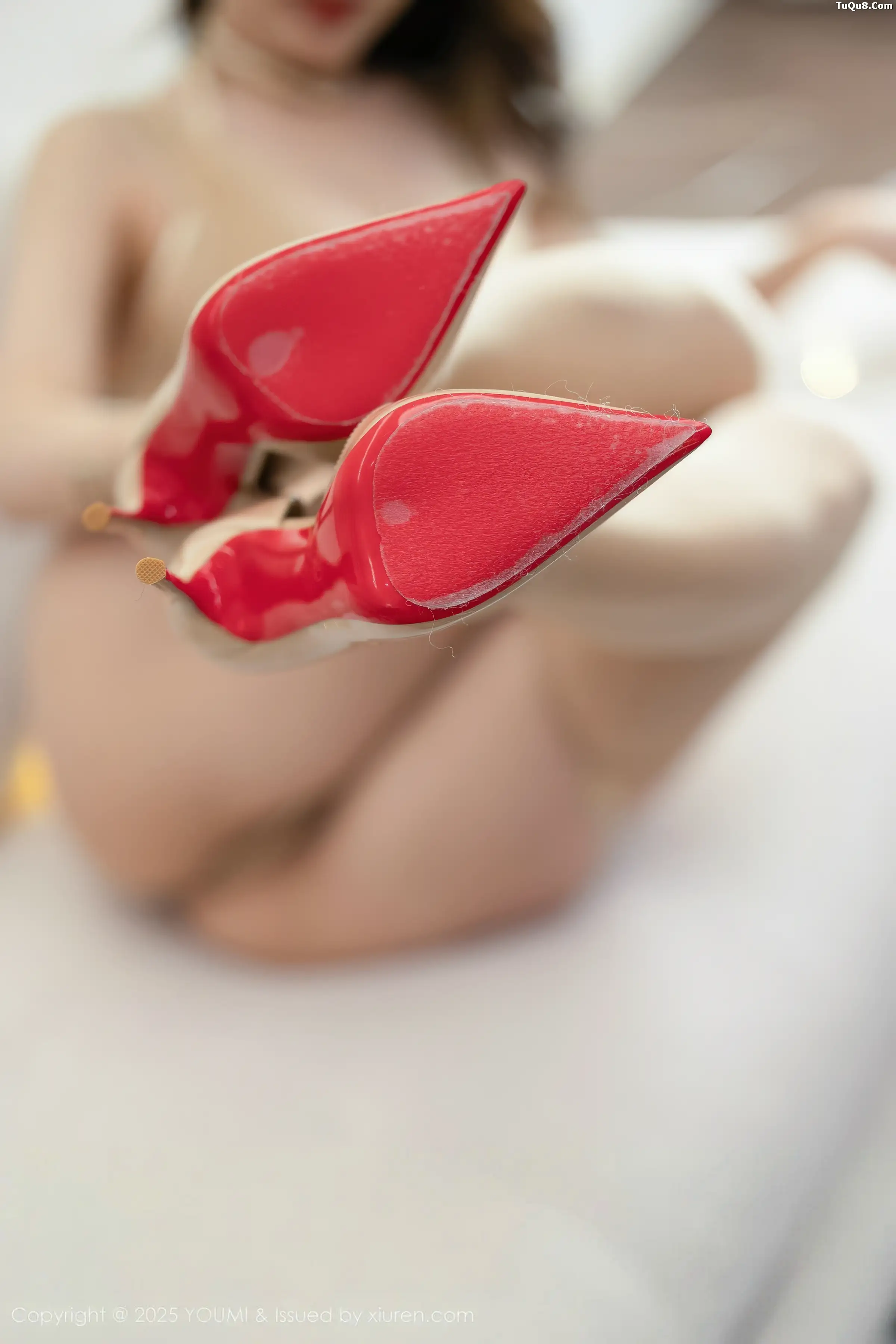 Twins-桃桃性感浅色连衣短裙配超薄肉丝秀完美身材绝美写真 第 61 张