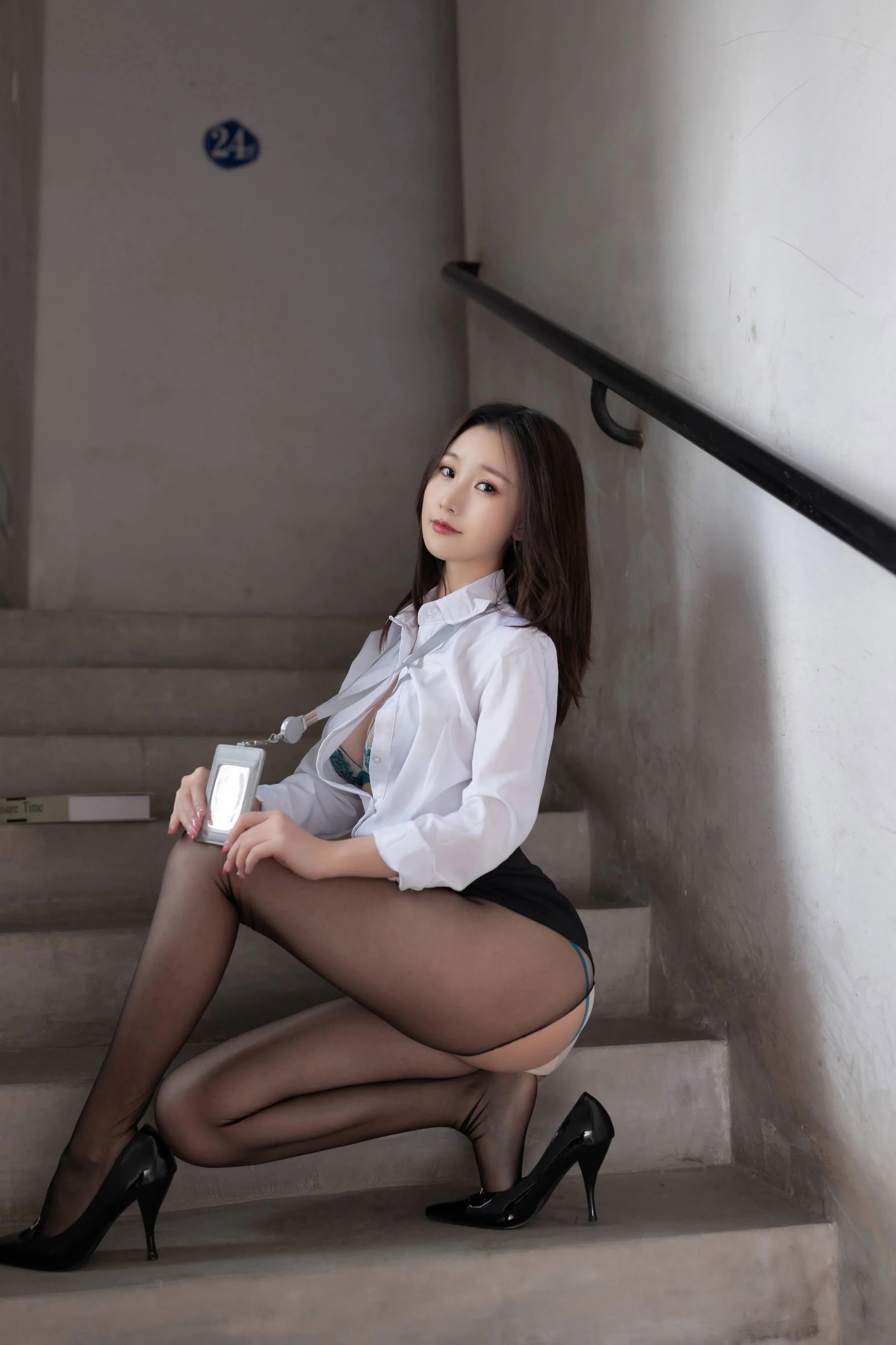 [秀人精选] 杏子Yada 诱人私拍福利 捕获OL 第 32 张