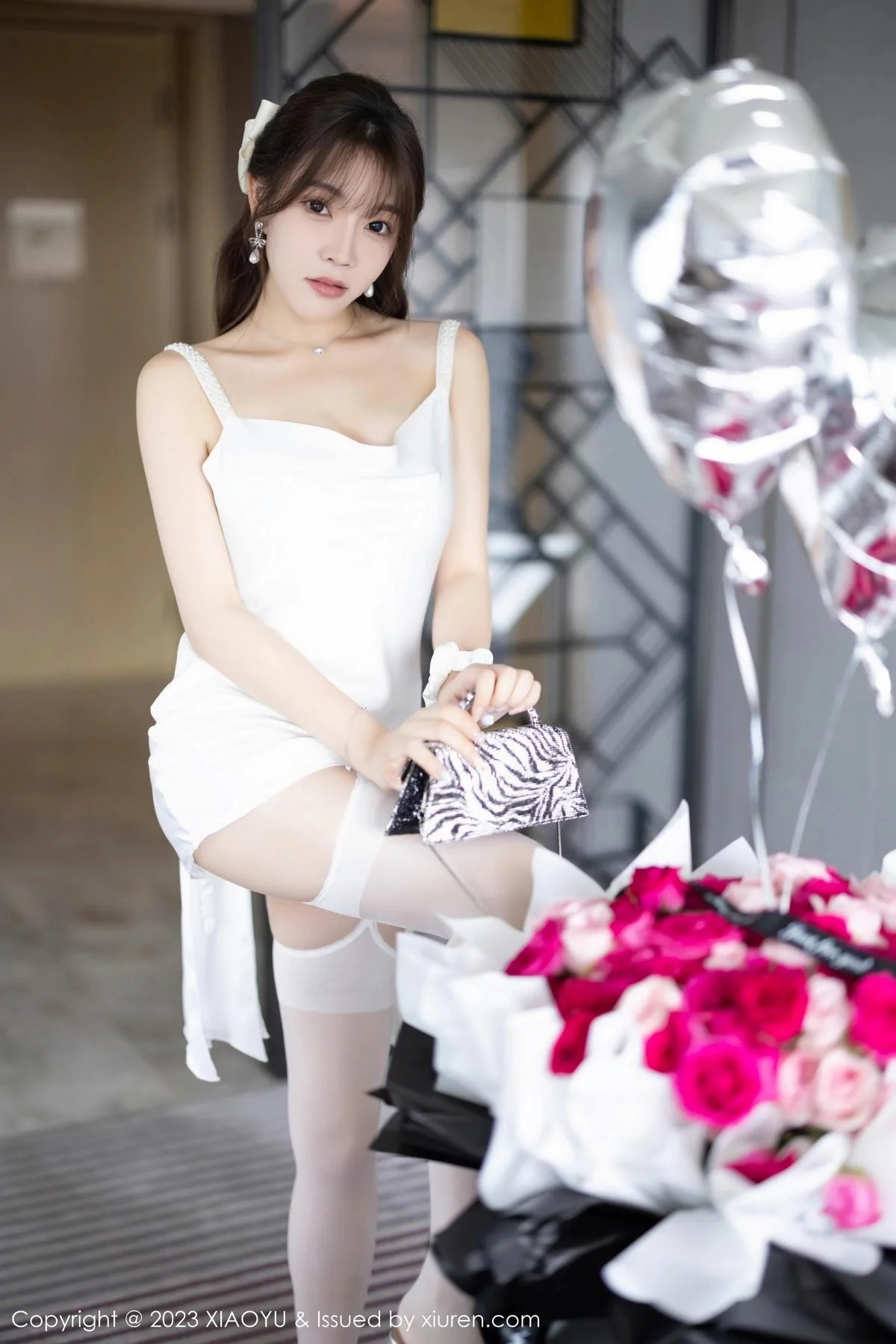 徐莉芝Booty白色连衣短裙+黑色情趣服秀曼妙身姿绝美写真 第 16 张