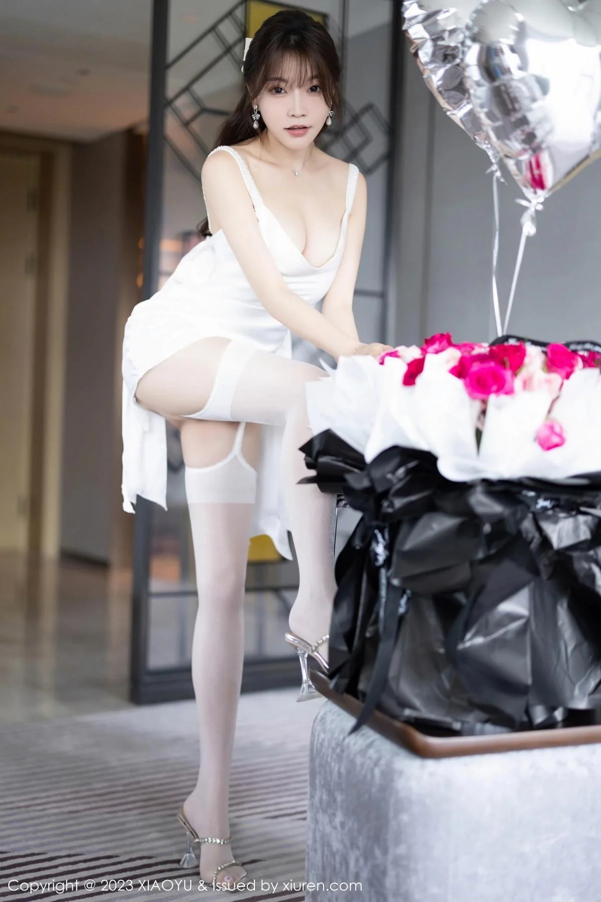 徐莉芝Booty白色连衣短裙+黑色情趣服秀曼妙身姿绝美写真 第 18 张