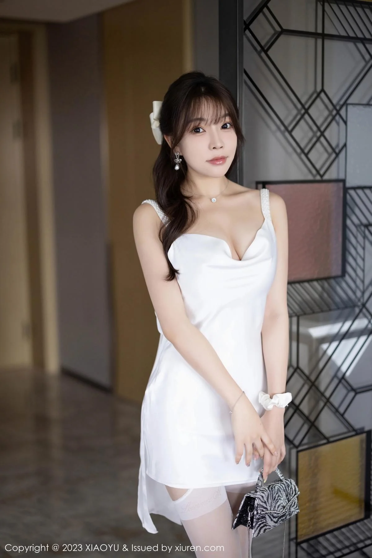 徐莉芝Booty白色连衣短裙+黑色情趣服秀曼妙身姿绝美写真 第 2 张
