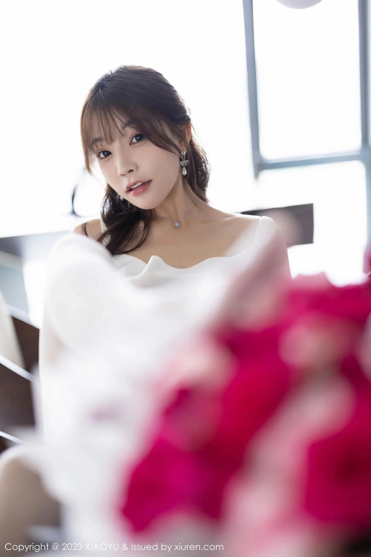 徐莉芝Booty白色连衣短裙+黑色情趣服秀曼妙身姿绝美写真 第 43 张
