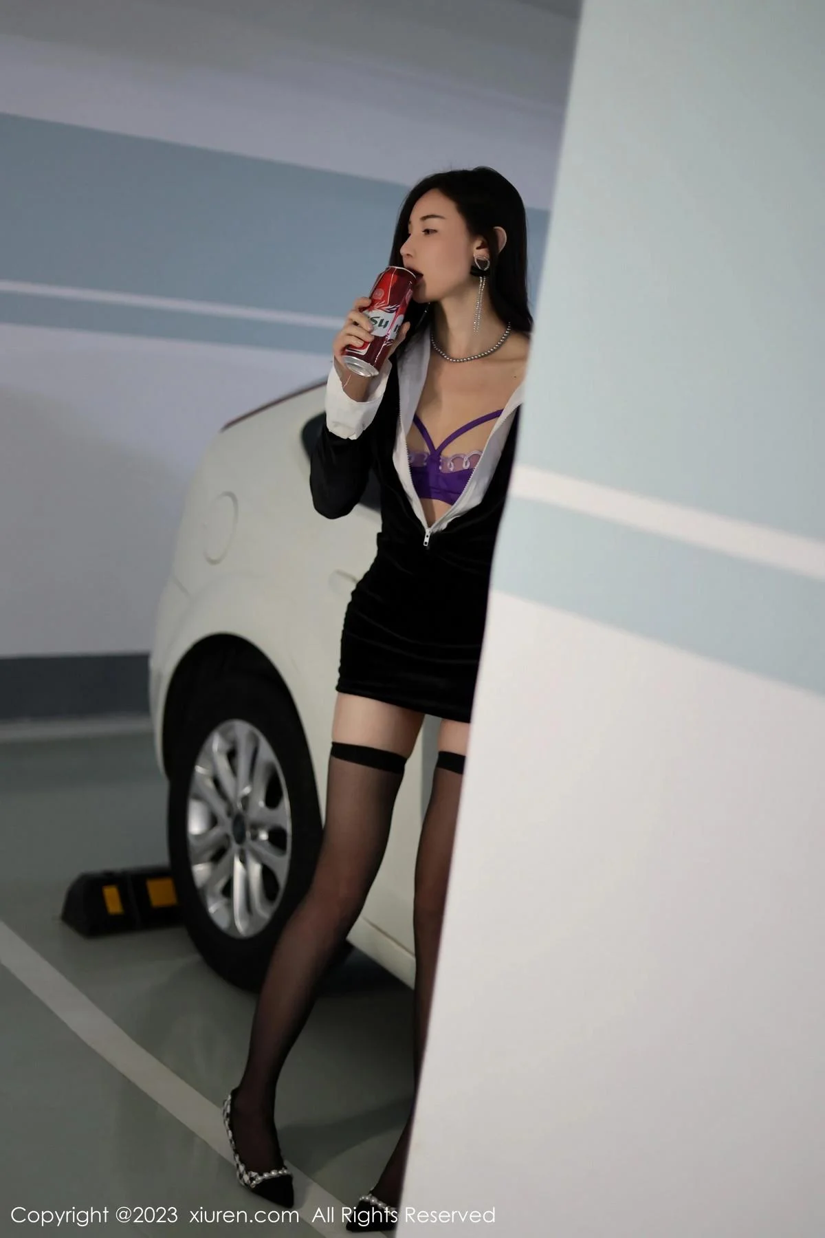 曼柔醉酒主题脱黑色连衣裙露性感紫色蕾丝内衣撩人绝美写真 第 20 张