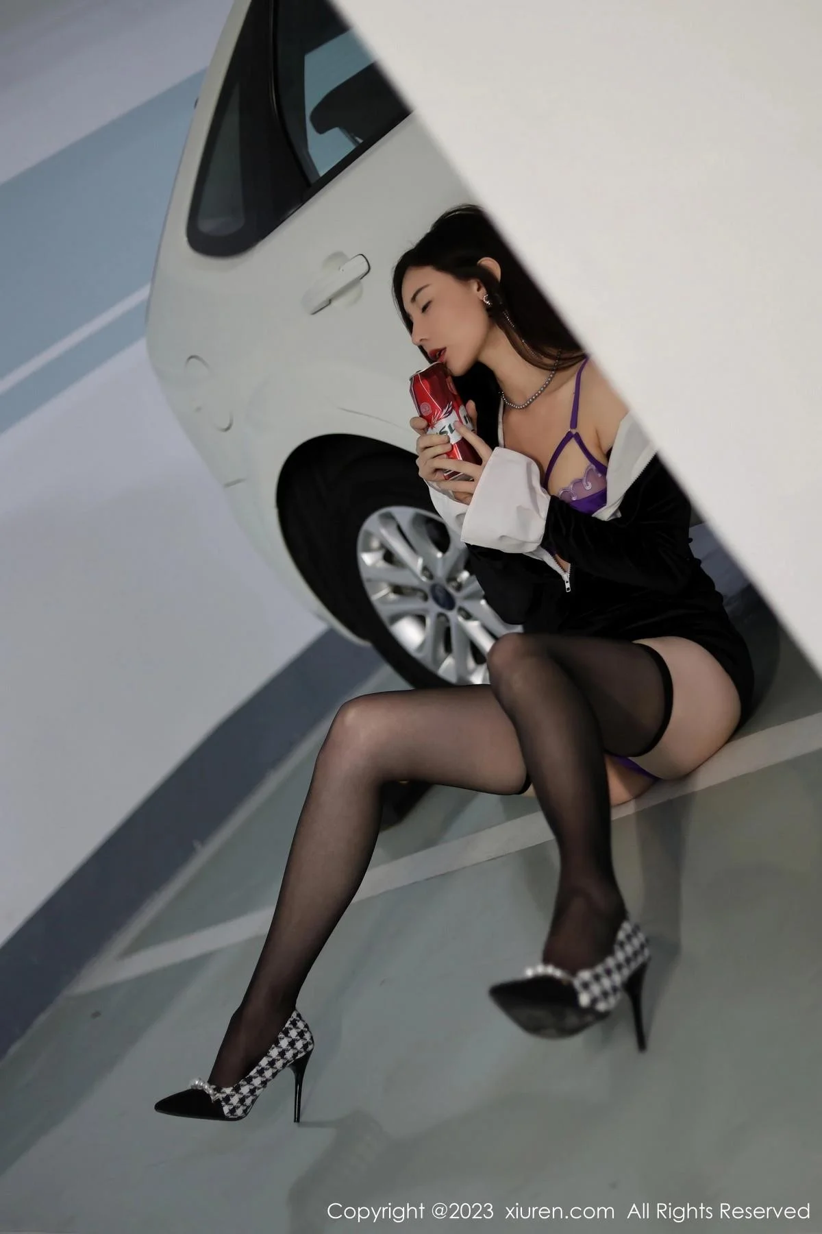 曼柔醉酒主题脱黑色连衣裙露性感紫色蕾丝内衣撩人绝美写真 第 21 张