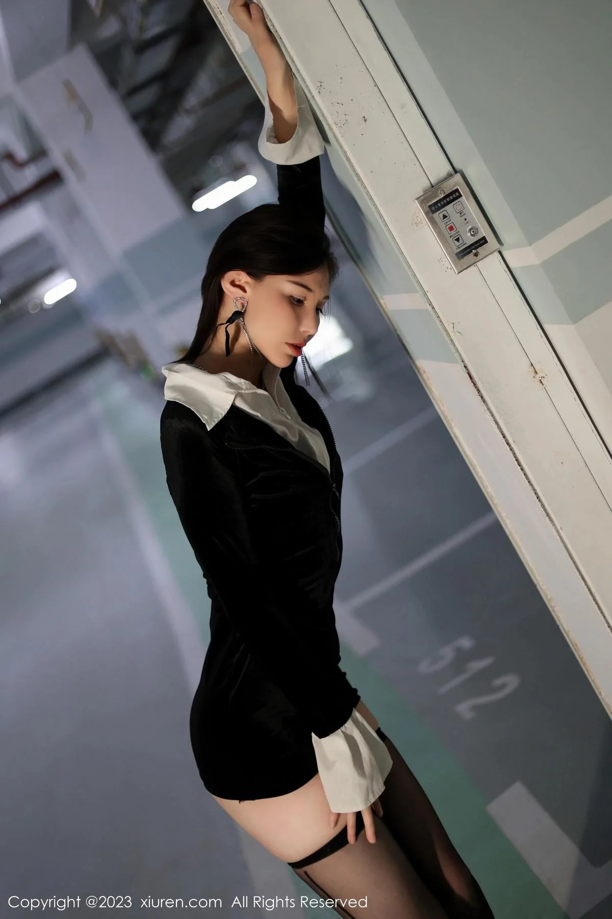 曼柔醉酒主题脱黑色连衣裙露性感紫色蕾丝内衣撩人绝美写真 第 3 张