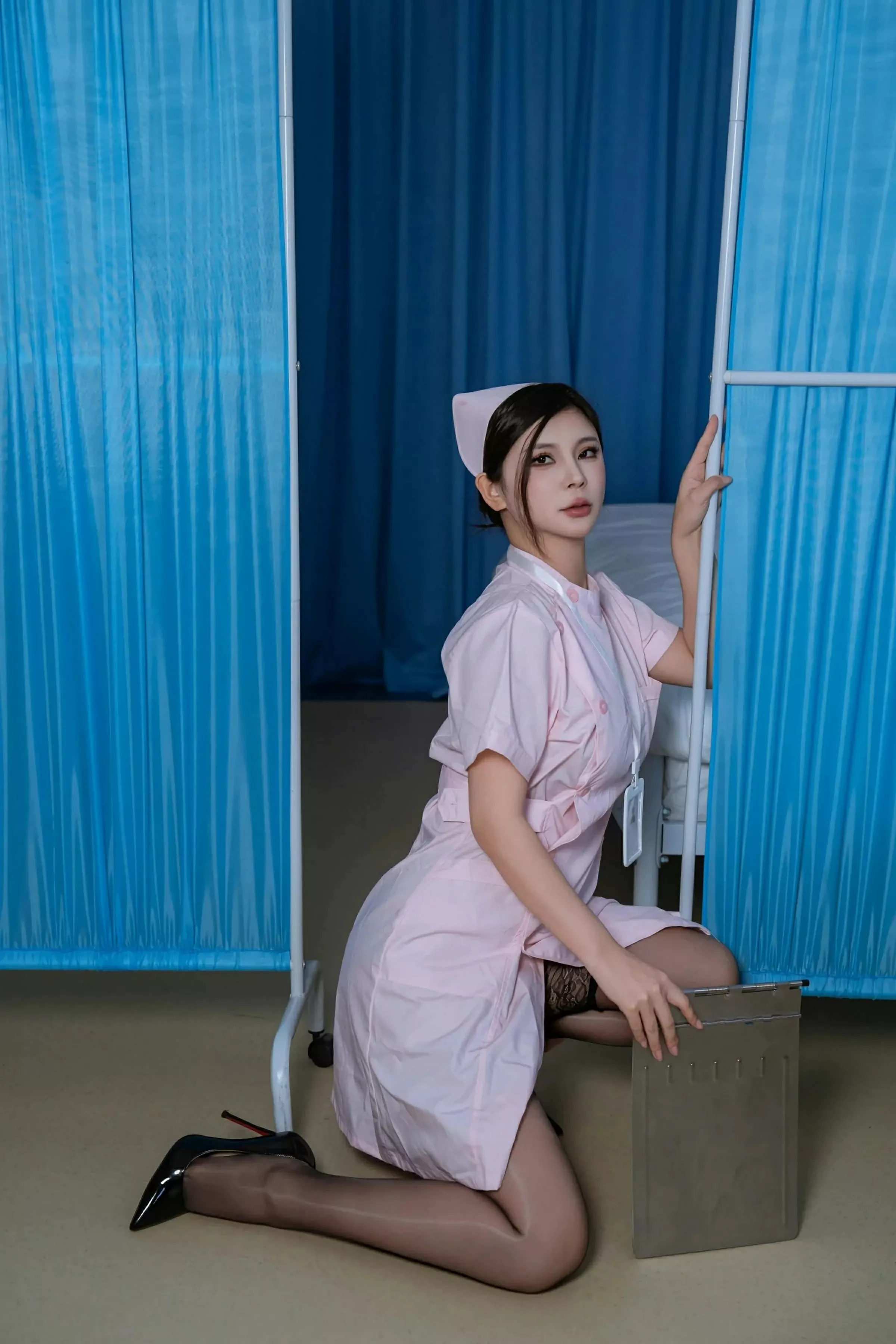 小蛮妖Yummy粉色护士服露黑色情趣内衣配黑丝吊袜绝美写真 第 16 张