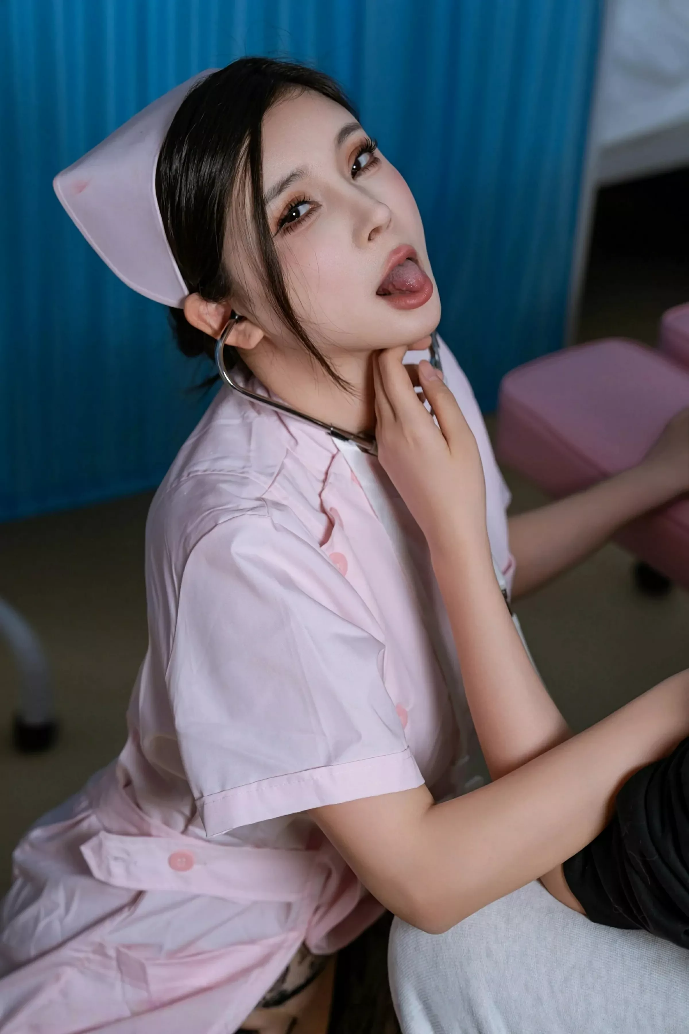 小蛮妖Yummy粉色护士服露黑色情趣内衣配黑丝吊袜绝美写真 第 33 张