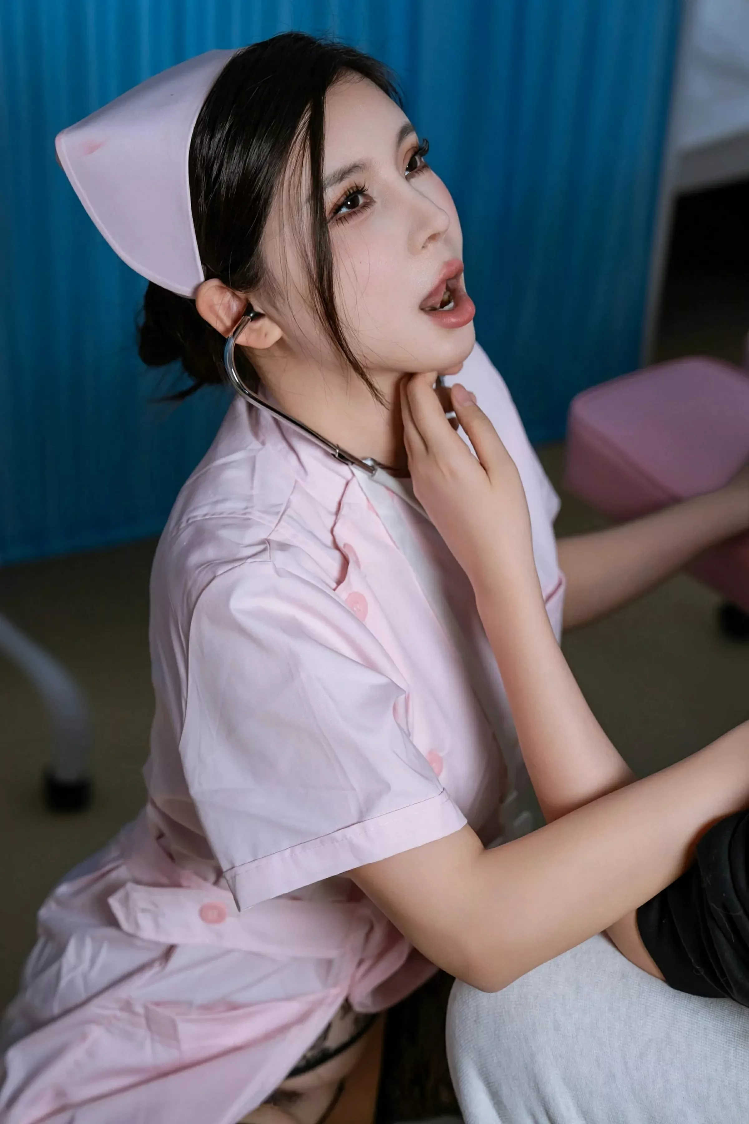 小蛮妖Yummy粉色护士服露黑色情趣内衣配黑丝吊袜绝美写真 第 37 张
