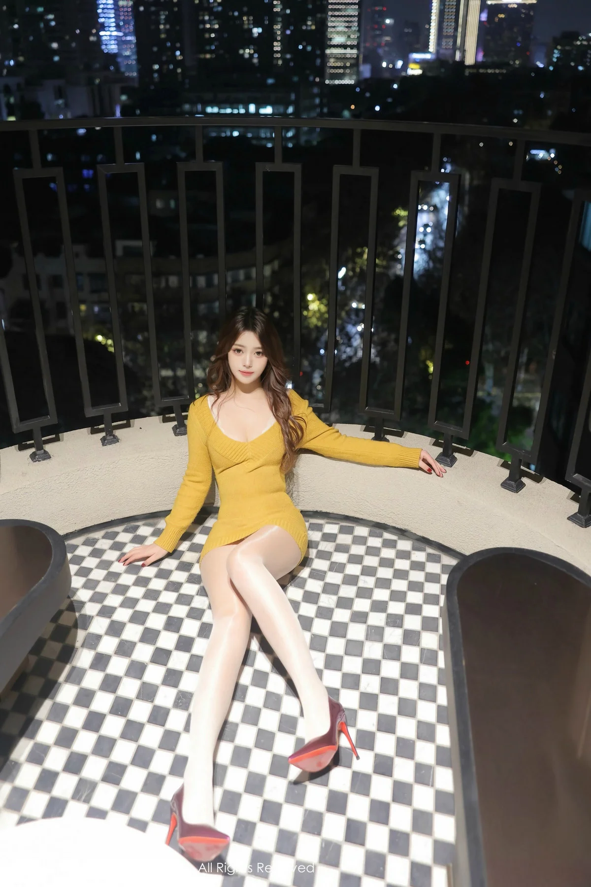 蛋蛋宝黄色连衣短裙露白色内衣配原色丝袜秀丰腴身材绝美写真 第 17 张