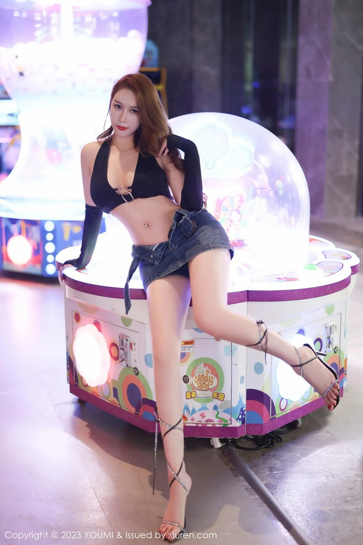 尤妮丝Egg性感黑色服饰配牛仔短裙半脱秀丰满身材绝美写真 第 3 张