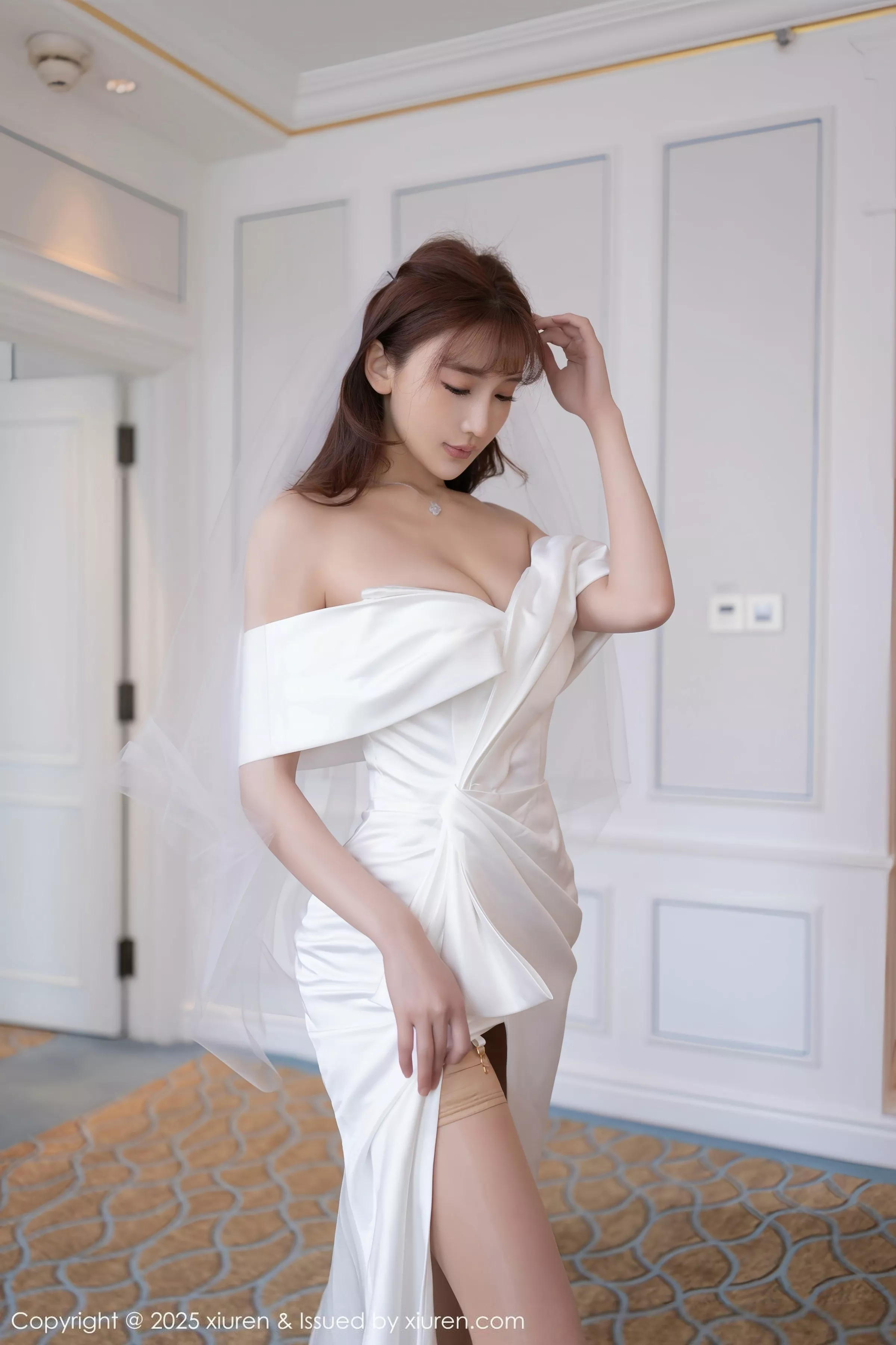 陆萱萱性感白色蕾丝情趣婚纱配肉丝吊袜秀柔美身姿绝美写真 第 1 张
