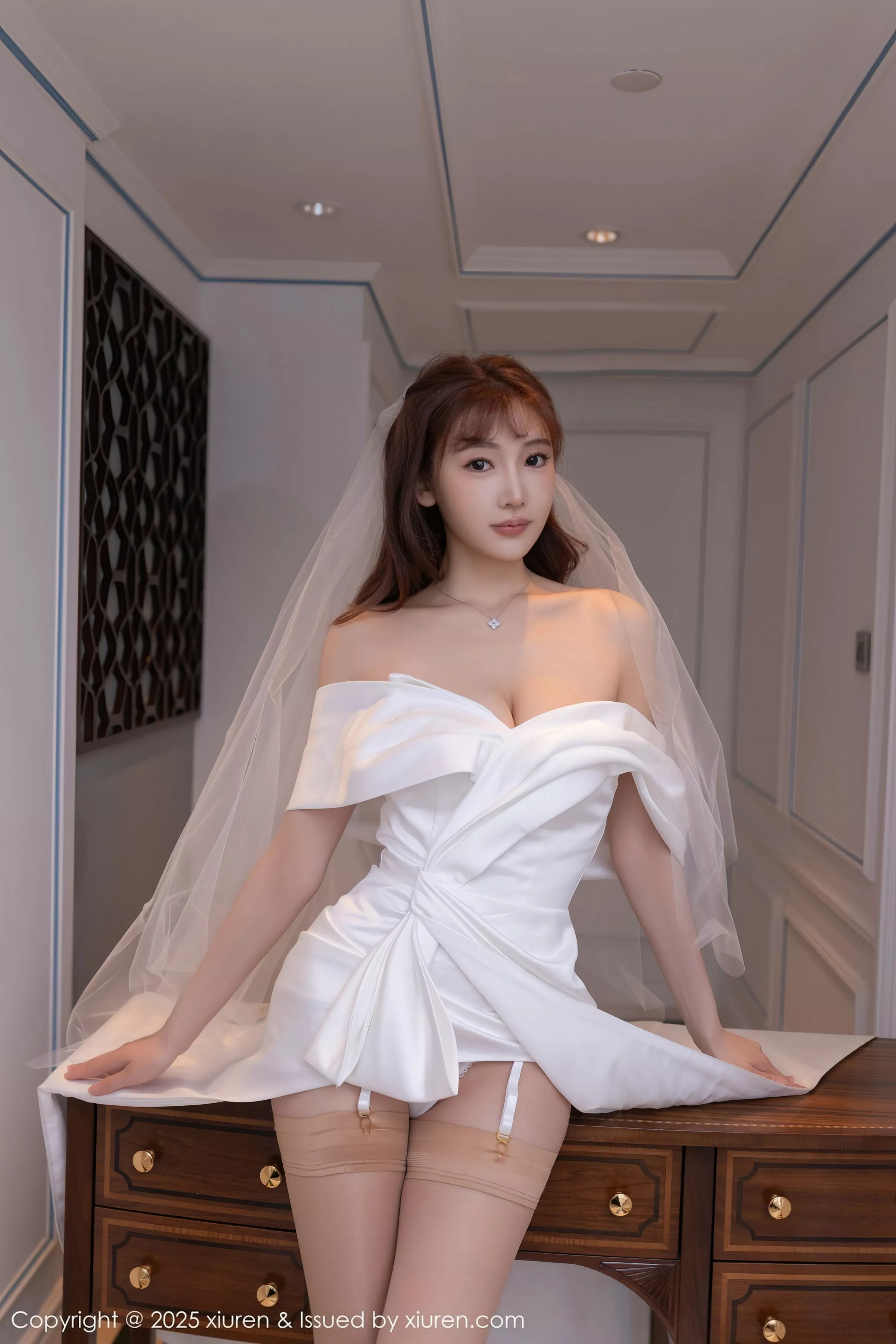 陆萱萱性感白色蕾丝情趣婚纱配肉丝吊袜秀柔美身姿绝美写真 第 31 张