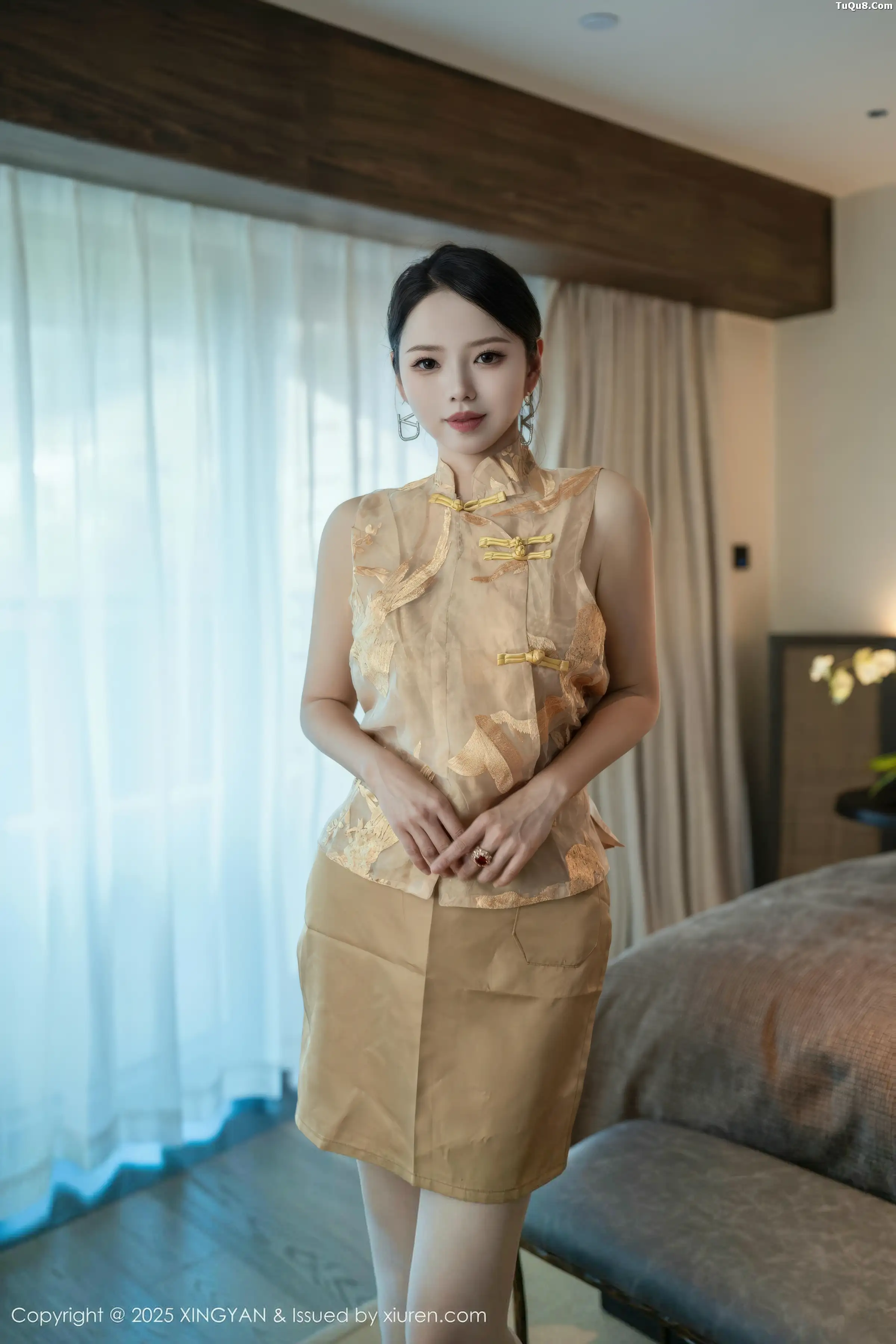 大美妞儿性感白色珍珠内衣配开档白丝秀丰满身材绝美写真 第 1 张