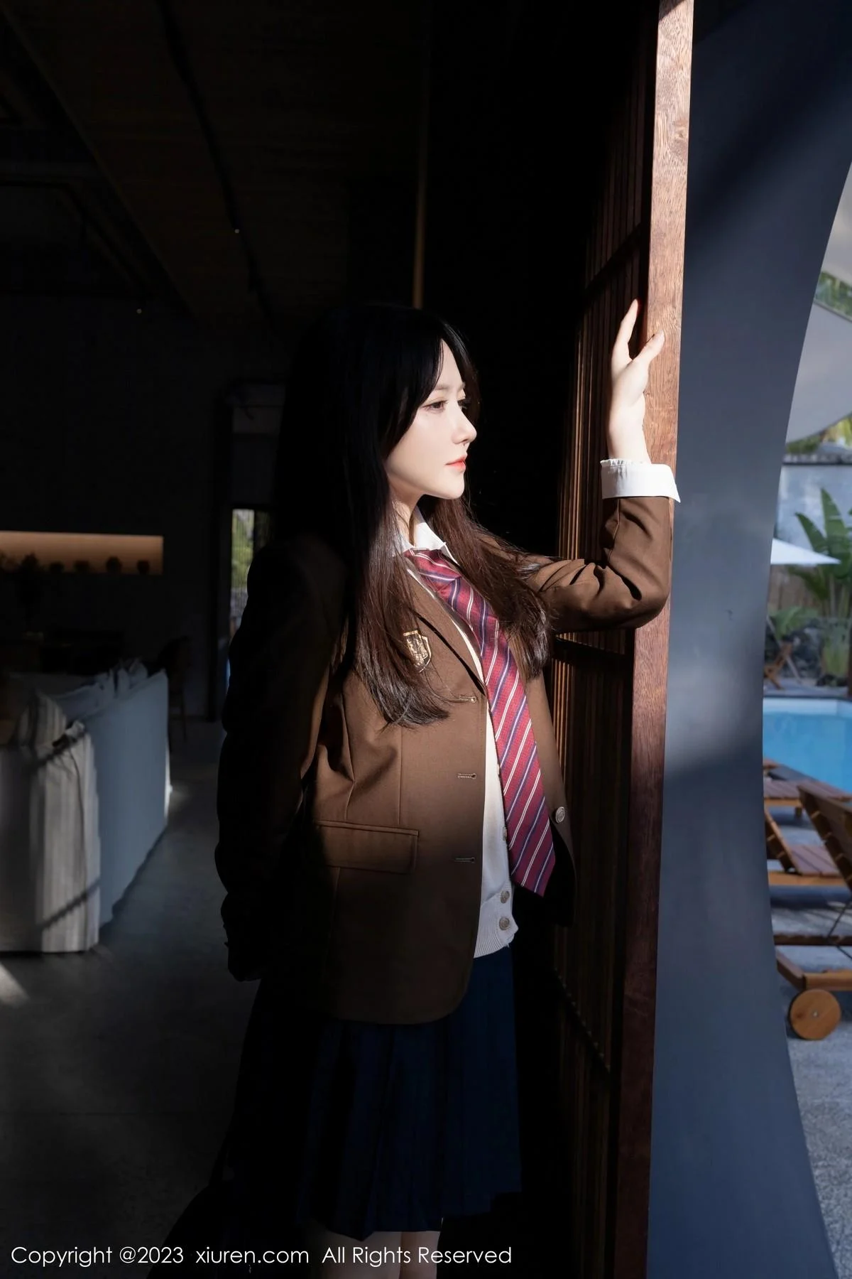 鱼子酱Fish性感学妹装扮白T配深蓝短裙秀曼妙身姿绝美写真 第 1 张