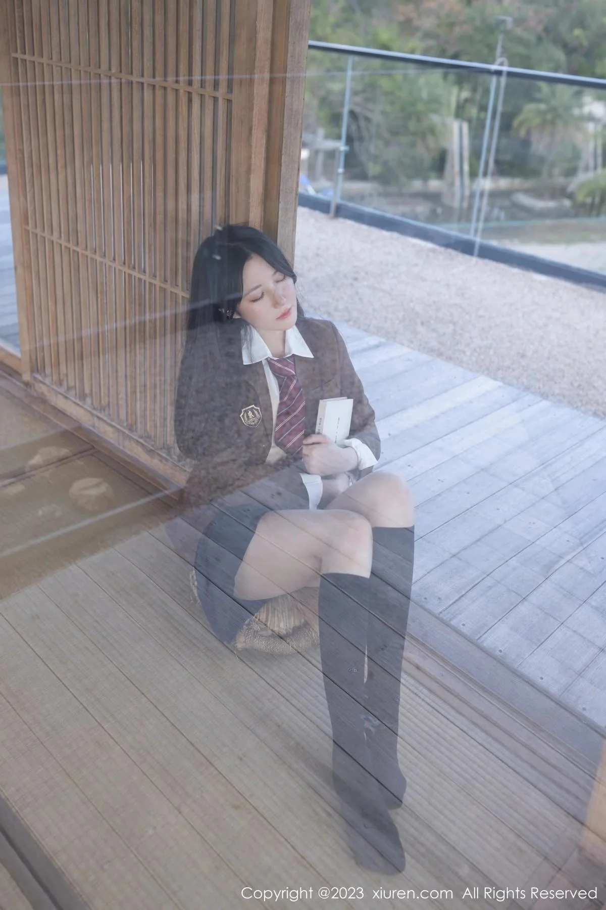 鱼子酱Fish性感学妹装扮白T配深蓝短裙秀曼妙身姿绝美写真 第 10 张