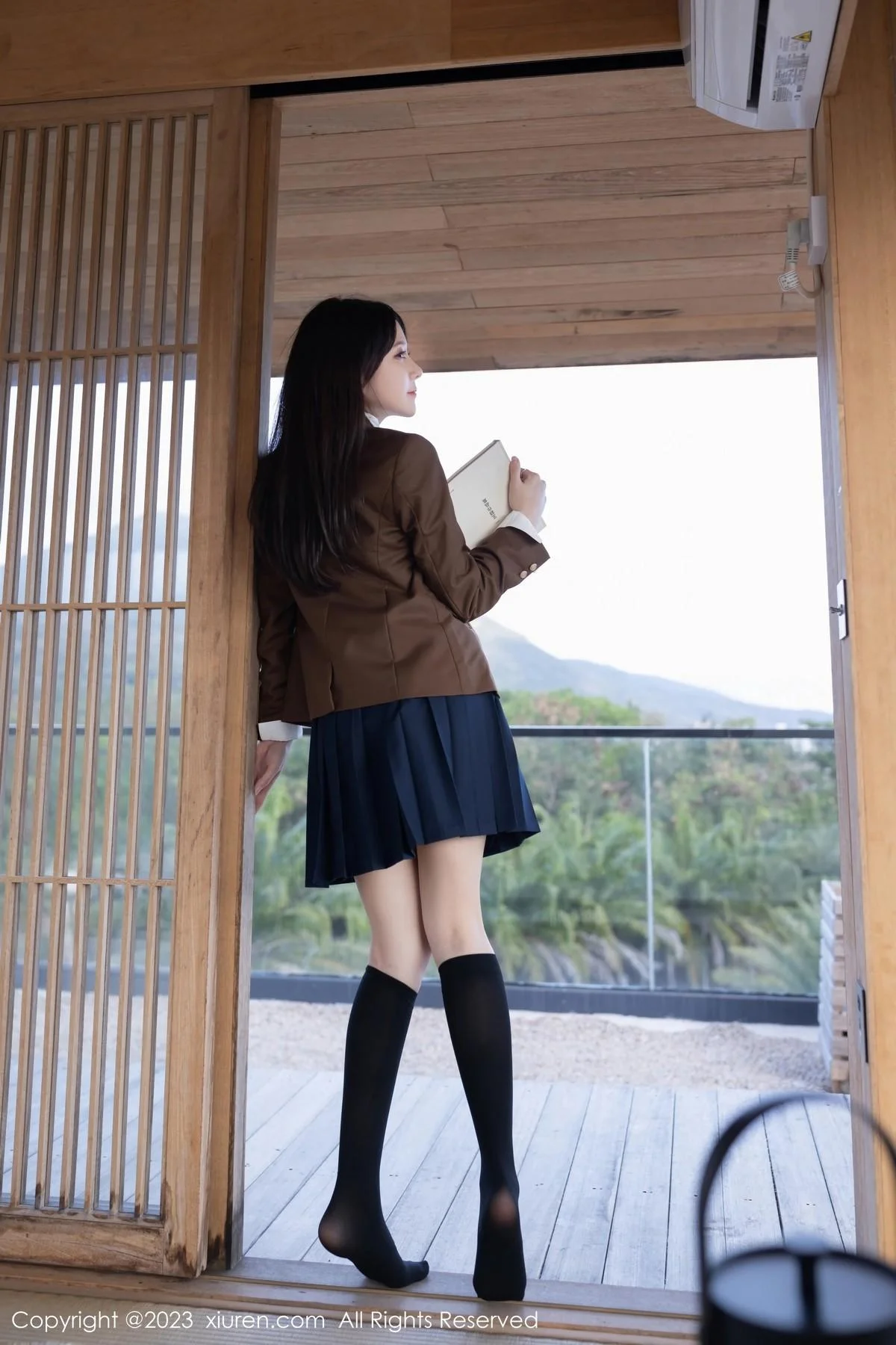 鱼子酱Fish性感学妹装扮白T配深蓝短裙秀曼妙身姿绝美写真 第 11 张